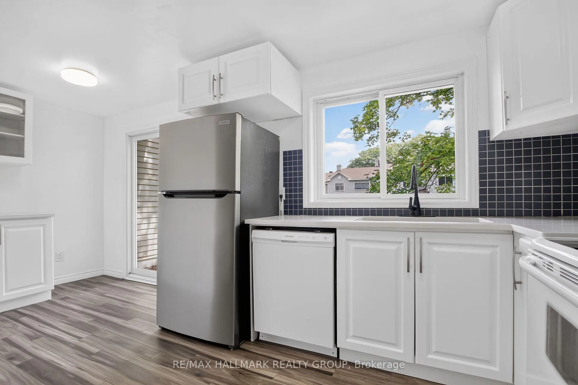 Photo 11 of Unit 7, 86 Esterlawn Private, Ottawa, McKellar Heights/Glabar Park — HOMEH