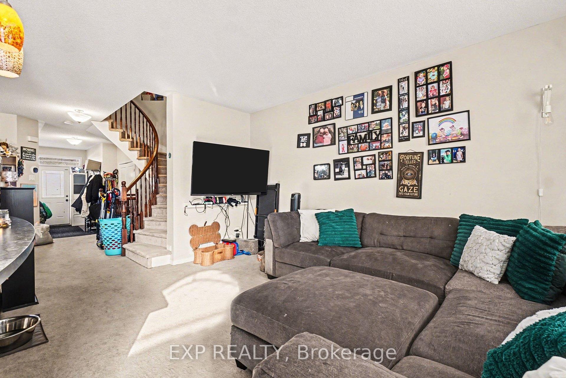 Photo 3 of 735 Regiment Avenue, Ottawa, Kanata - Emerald Meadows/Trailwest — HOMEH