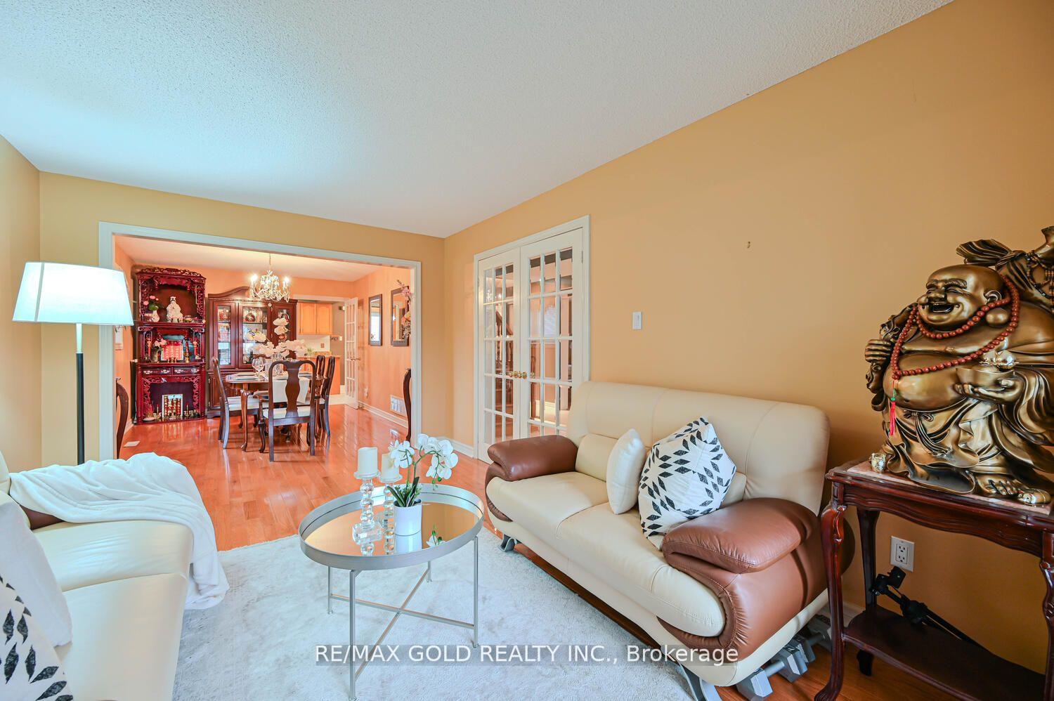 Photo 3 of 238 Fernforest Drive, Brampton, Sandringham-Wellington — HOMEH