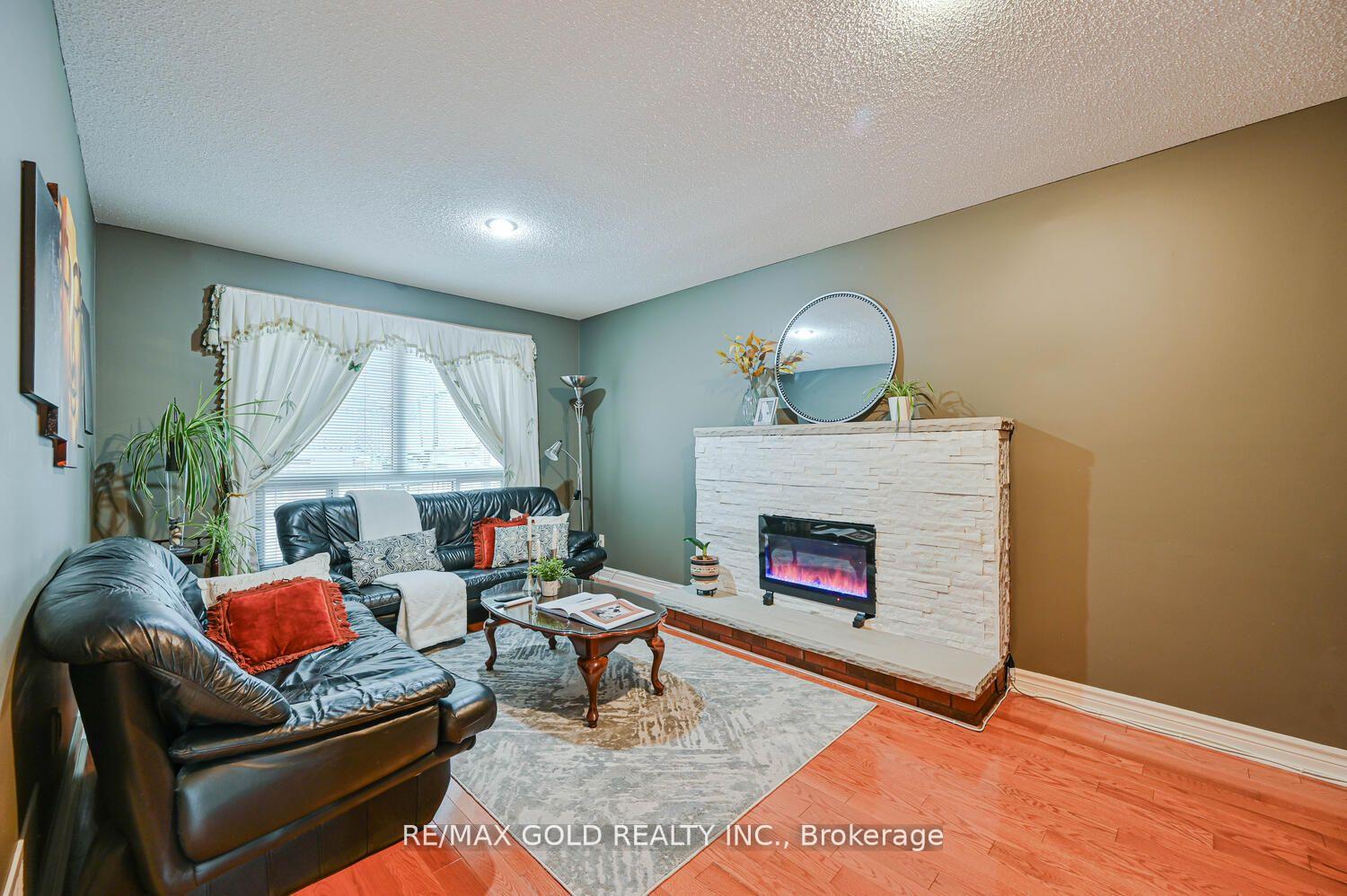 Photo 8 of 238 Fernforest Drive, Brampton, Sandringham-Wellington — HOMEH