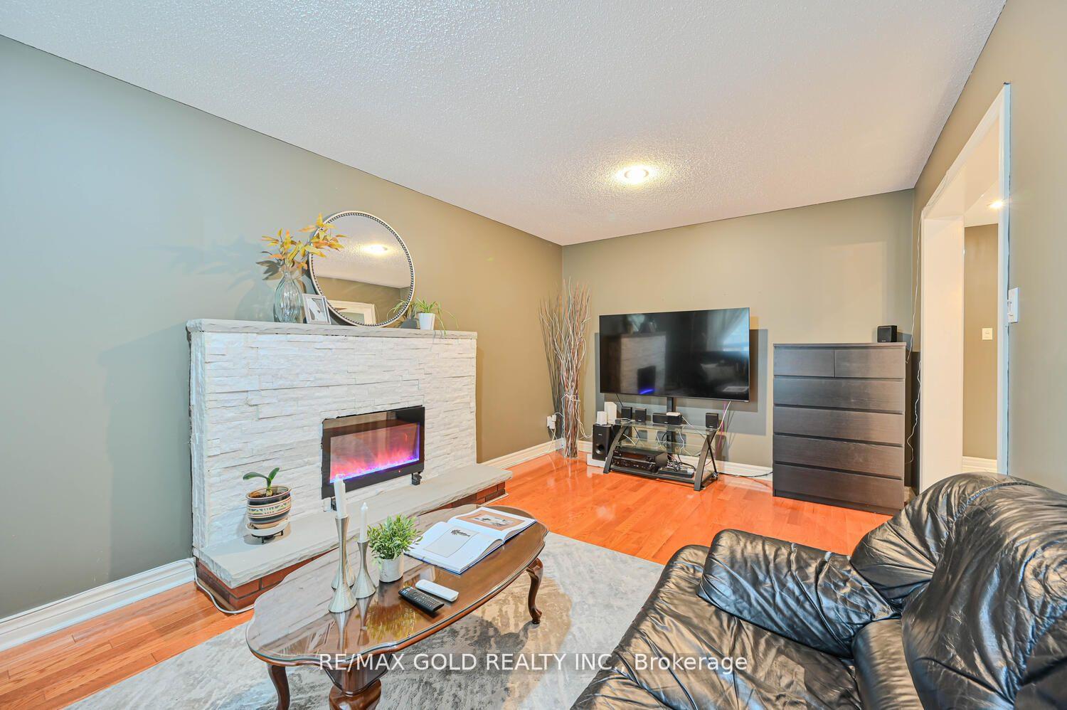 Photo 11 of 238 Fernforest Drive, Brampton, Sandringham-Wellington — HOMEH
