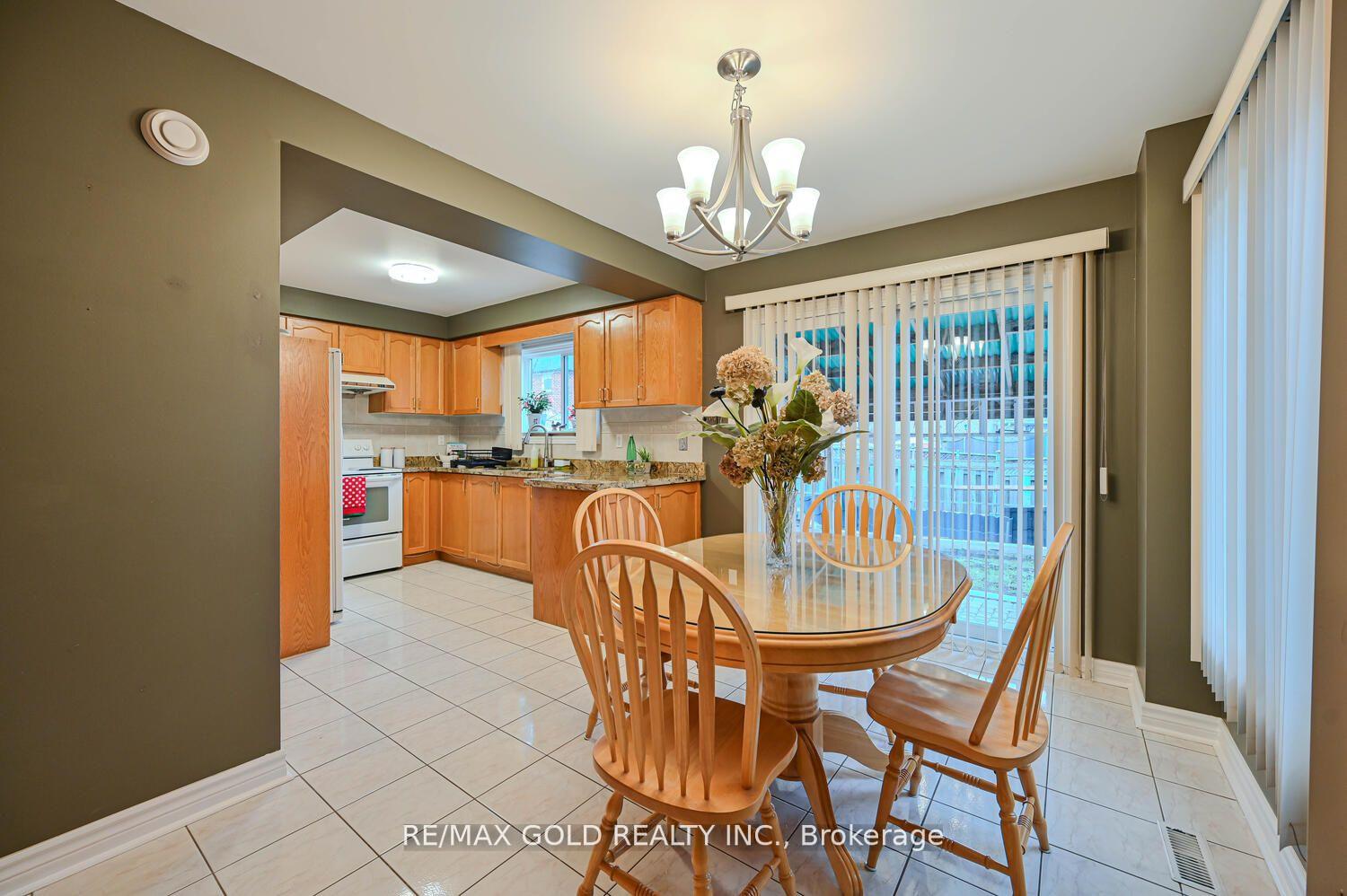 Photo 13 of 238 Fernforest Drive, Brampton, Sandringham-Wellington — HOMEH