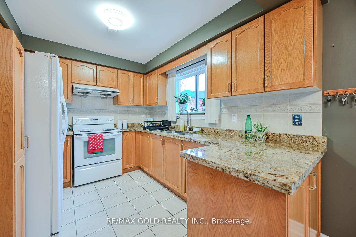 Photo 14 of 238 Fernforest Drive, Brampton, Sandringham-Wellington — HOMEH