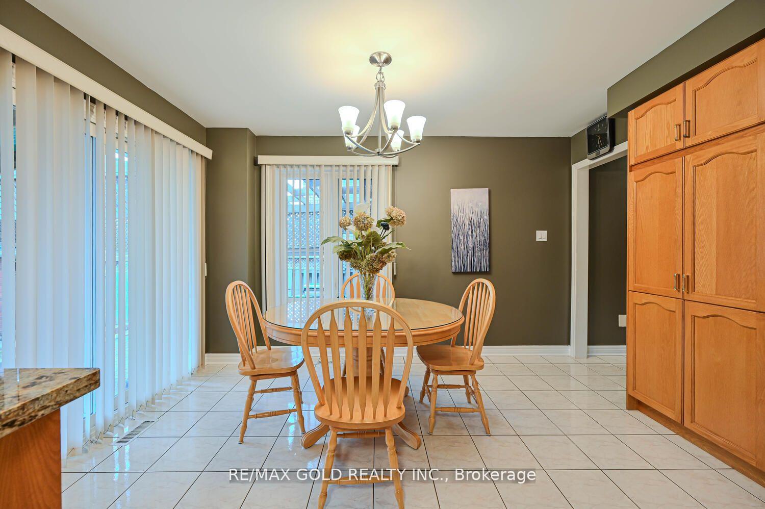 Photo 19 of 238 Fernforest Drive, Brampton, Sandringham-Wellington — HOMEH