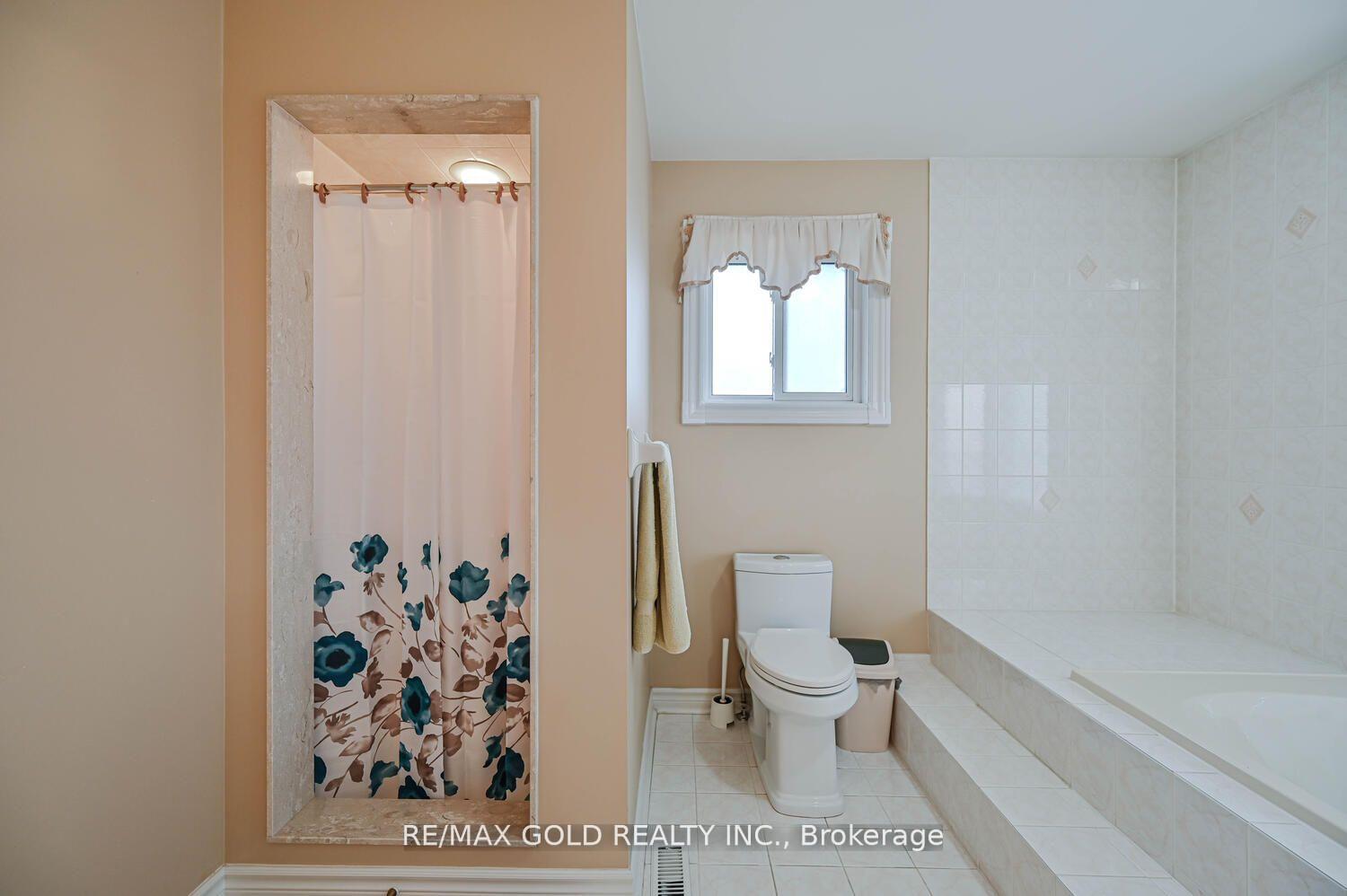 Photo 33 of 238 Fernforest Drive, Brampton, Sandringham-Wellington — HOMEH