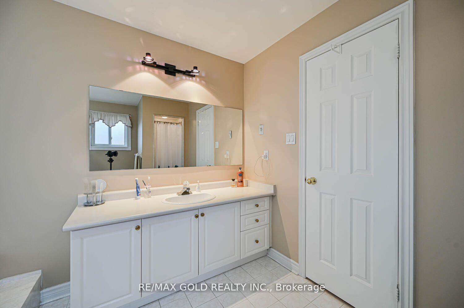 Photo 34 of 238 Fernforest Drive, Brampton, Sandringham-Wellington — HOMEH