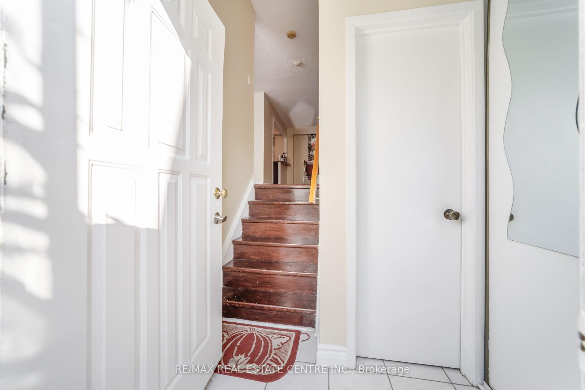 Photo 5 of 10 Fanshawe Drive, Brampton, Heart Lake West — HOMEH