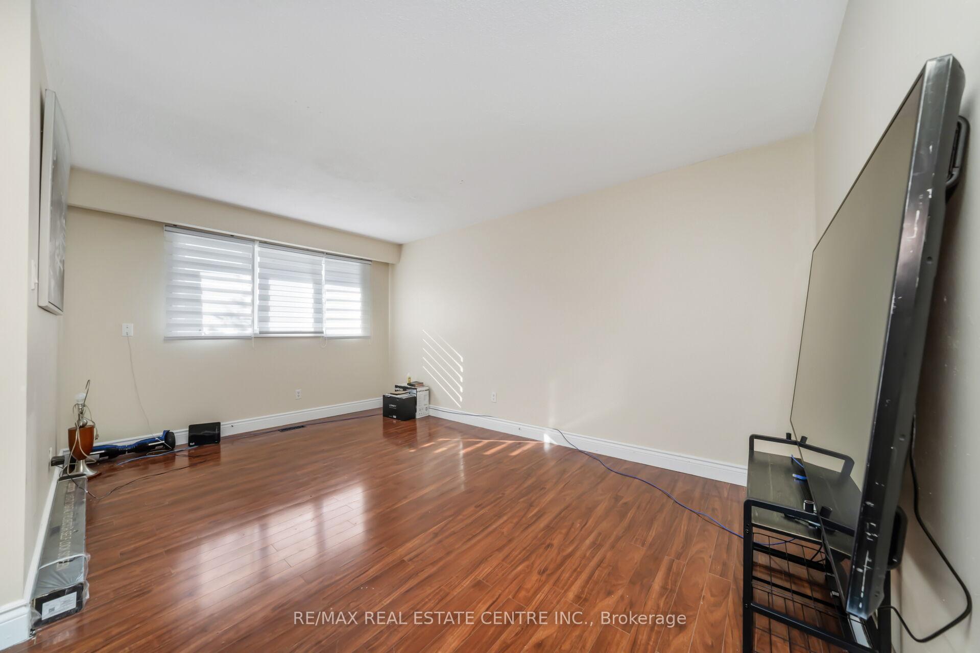 Photo 7 of 10 Fanshawe Drive, Brampton, Heart Lake West — HOMEH
