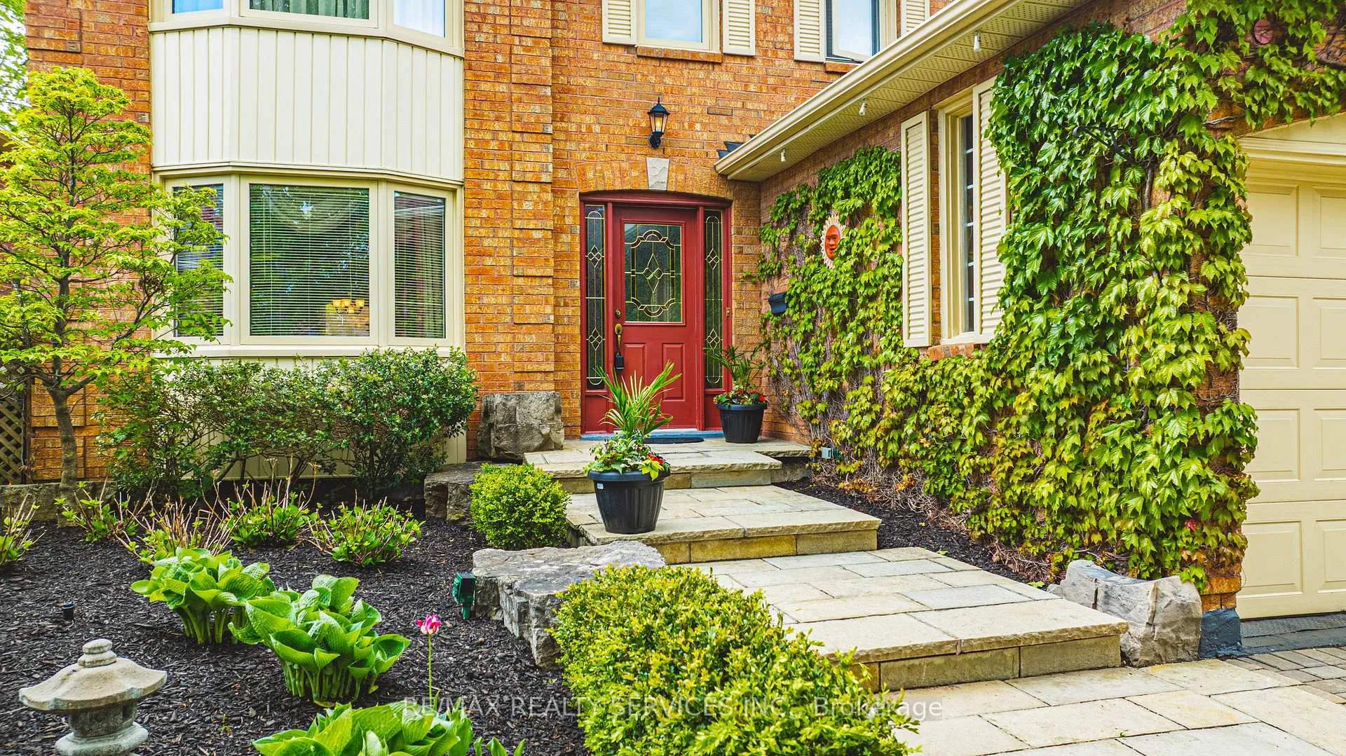 Photo 2 of 17 Cox Crescent, Brampton, Northwood Park — HOMEH