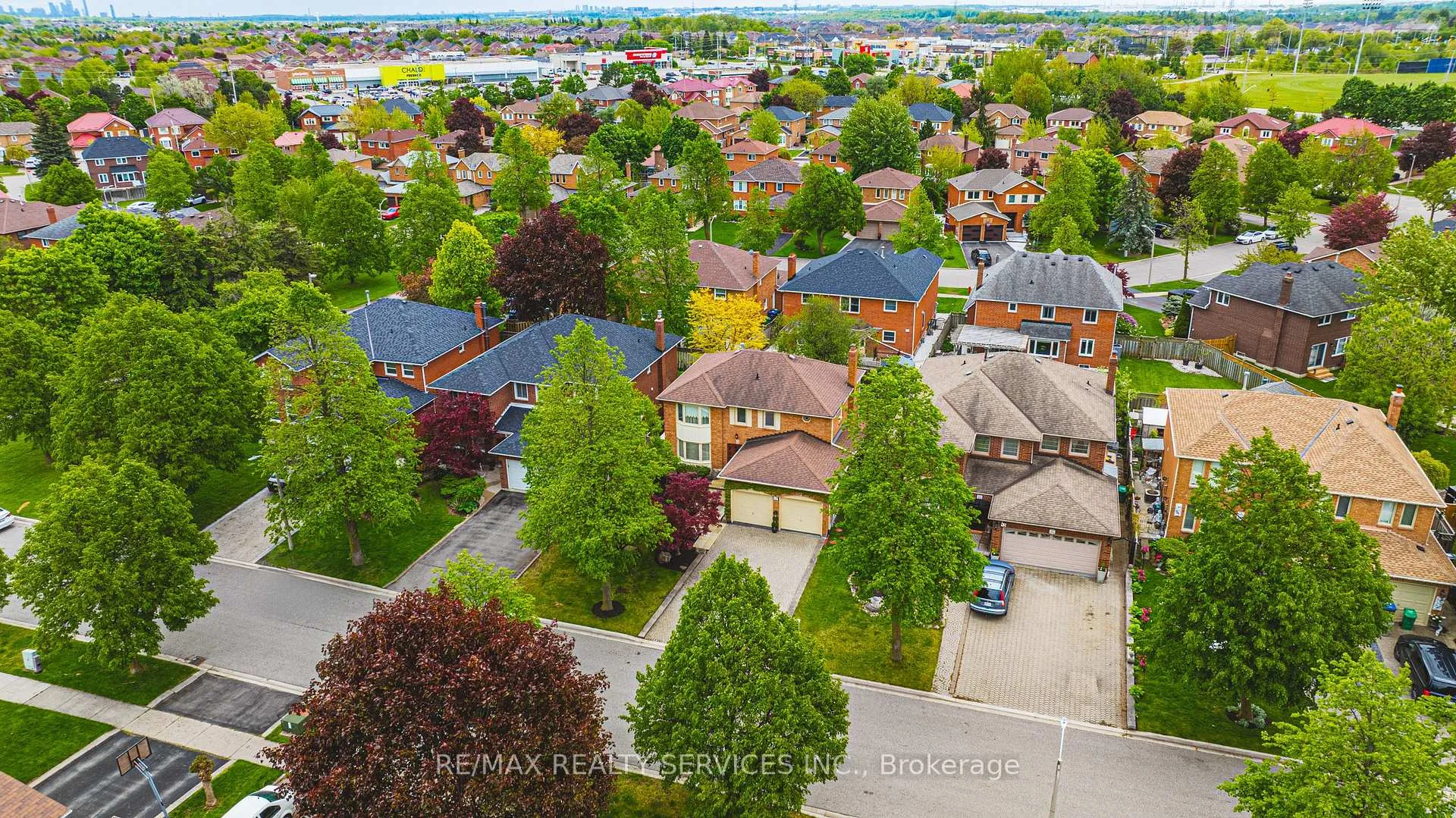 Photo 3 of 17 Cox Crescent, Brampton, Northwood Park — HOMEH