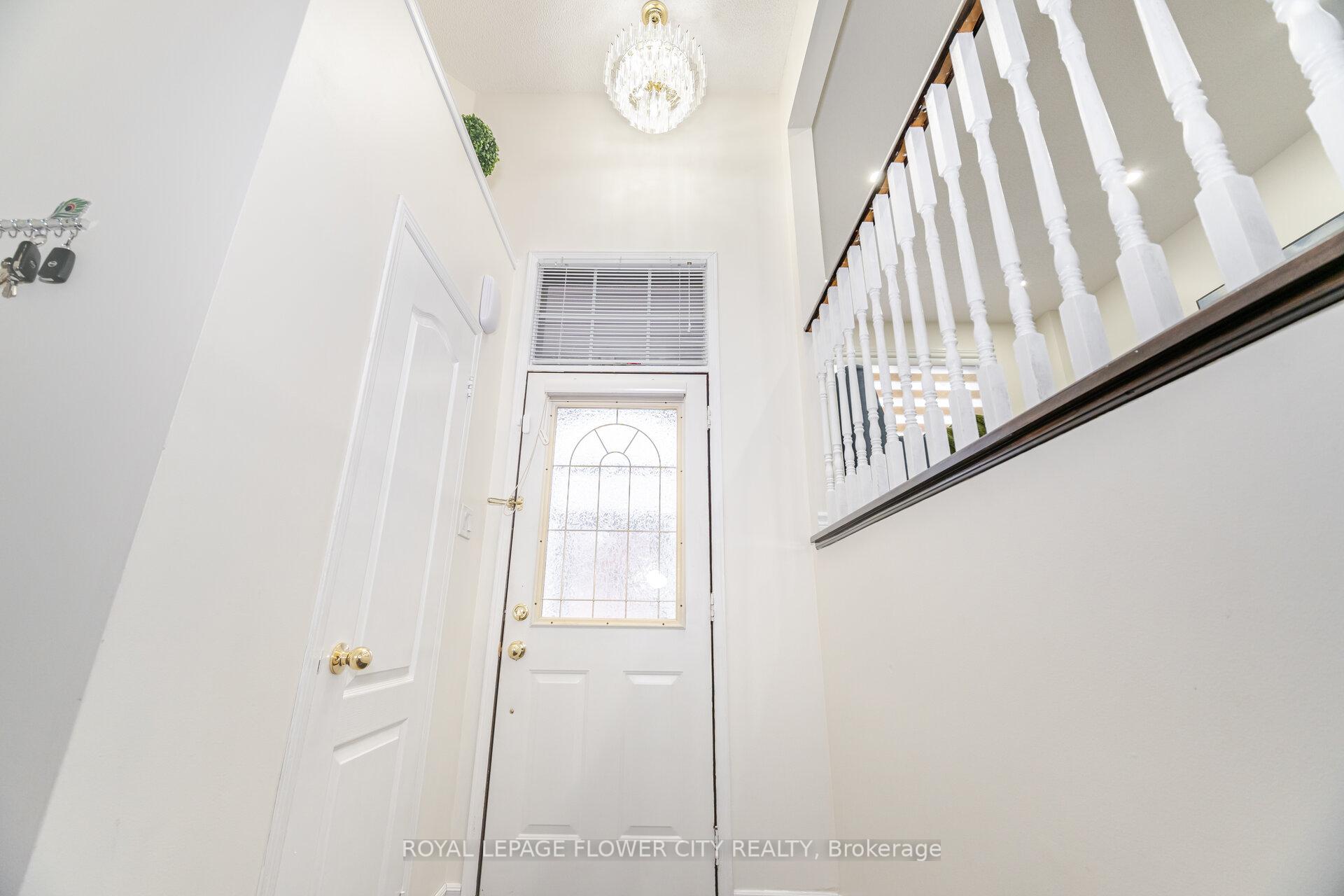Photo 7 of 97 Lucena Crescent, Vaughan, Maple — HOMEH