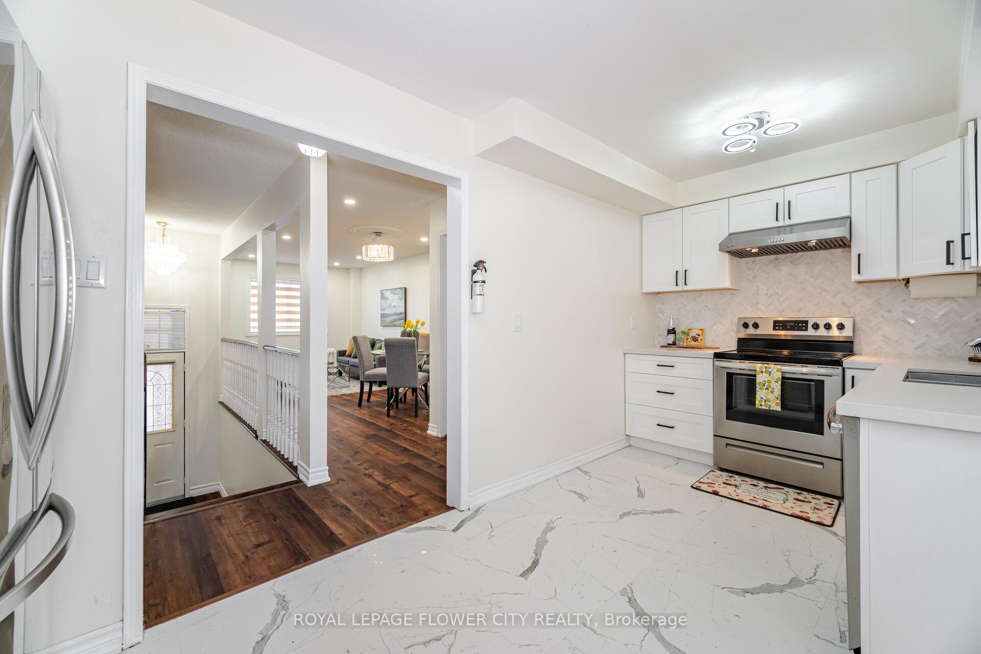 Photo 15 of 97 Lucena Crescent, Vaughan, Maple — HOMEH
