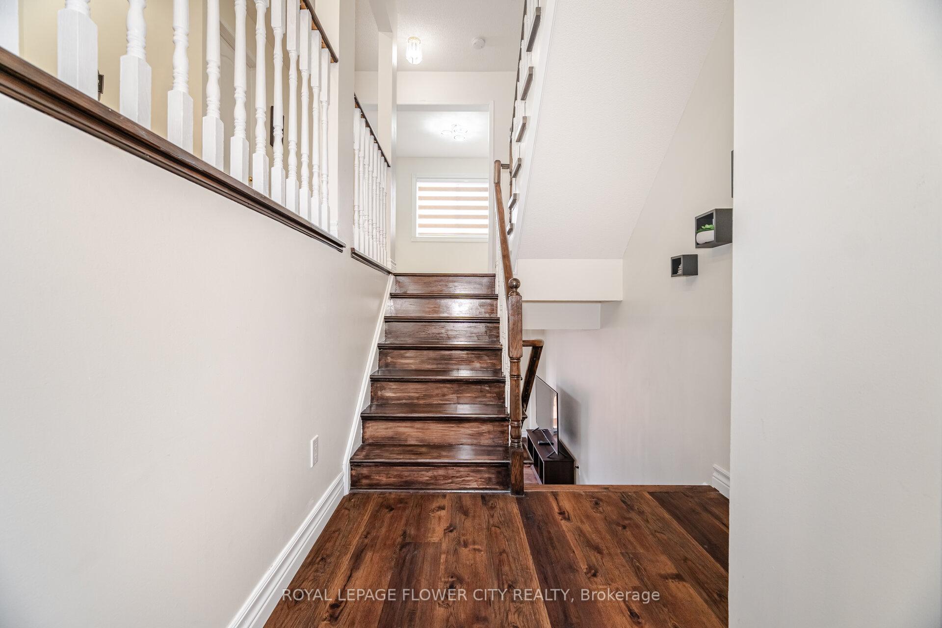 Photo 27 of 97 Lucena Crescent, Vaughan, Maple — HOMEH