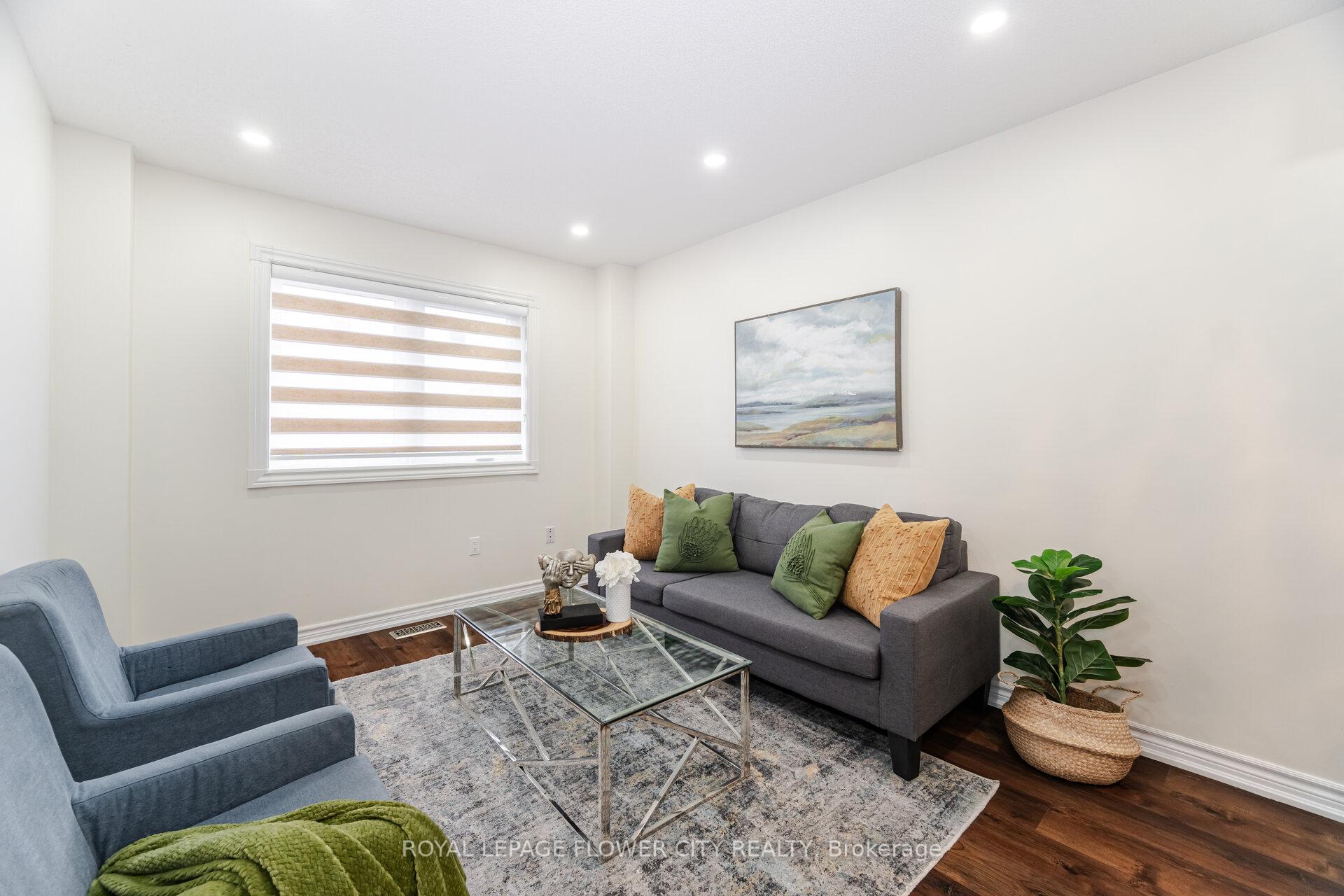 Photo 32 of 97 Lucena Crescent, Vaughan, Maple — HOMEH