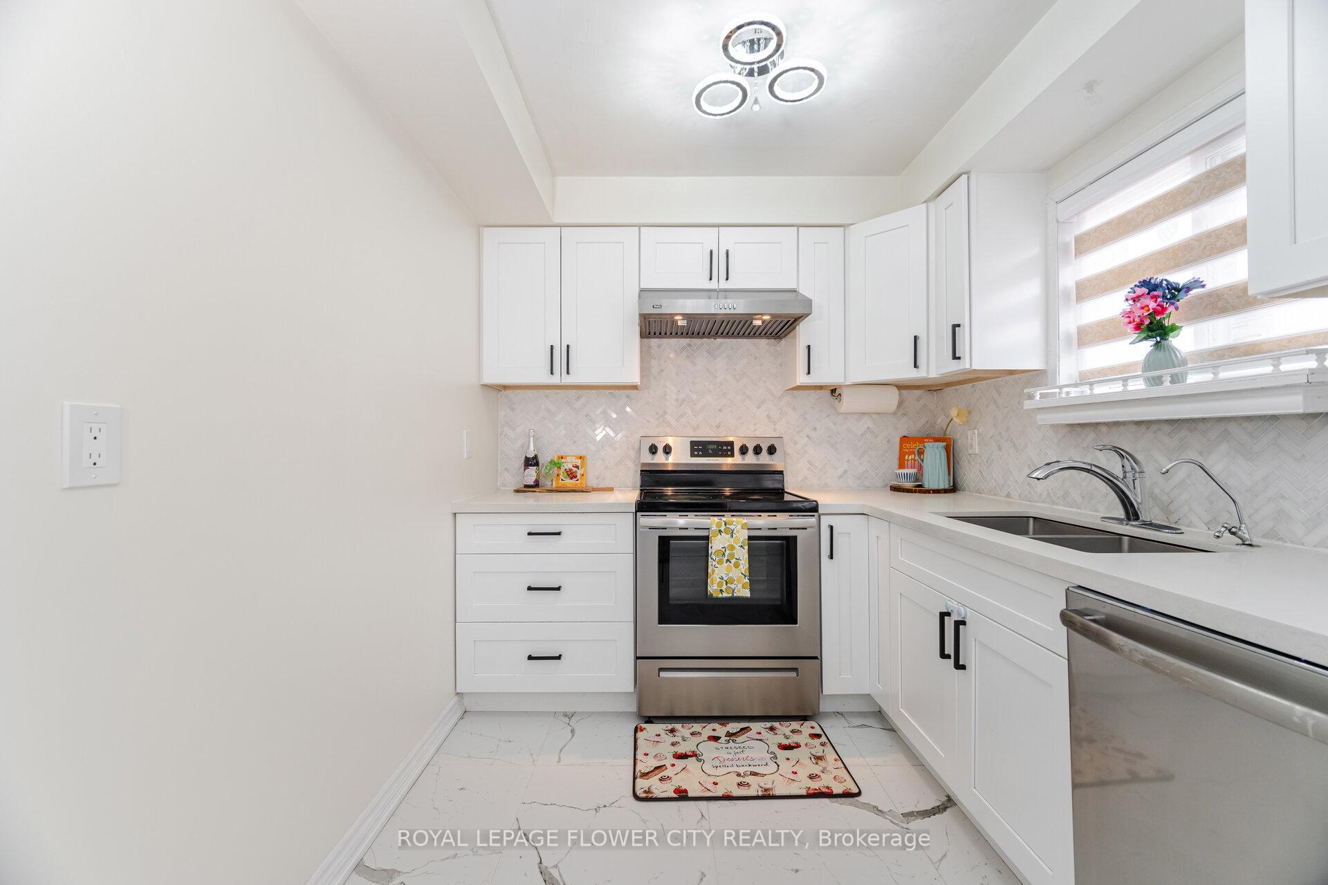 Photo 37 of 97 Lucena Crescent, Vaughan, Maple — HOMEH