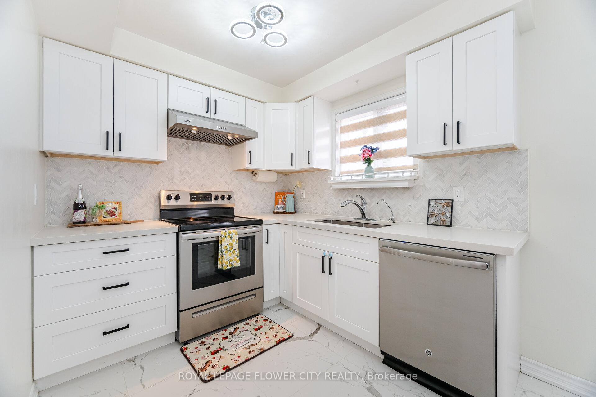Photo 38 of 97 Lucena Crescent, Vaughan, Maple — HOMEH