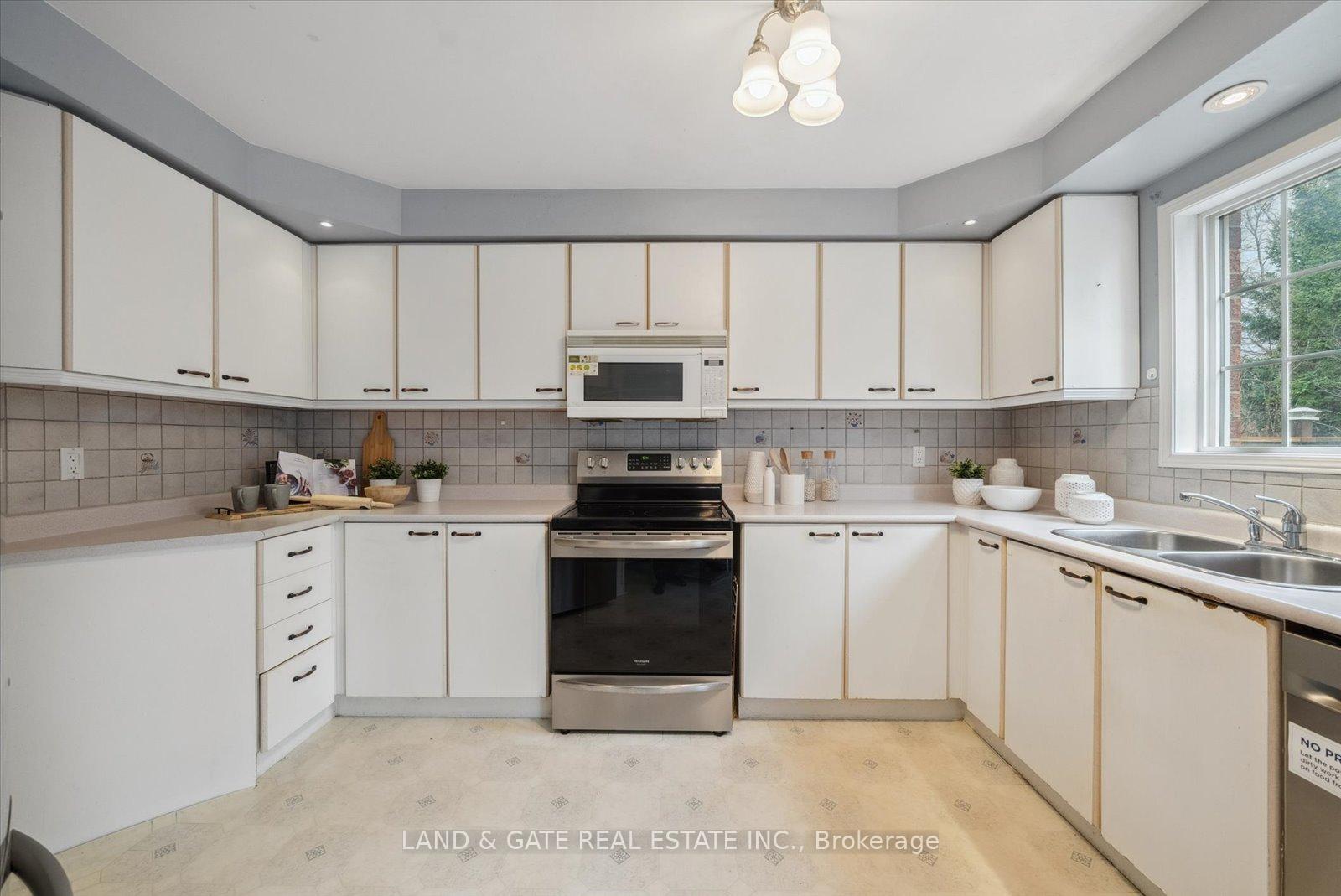 Photo 11 of 144 Smales Drive, Ajax, Central — HOMEH
