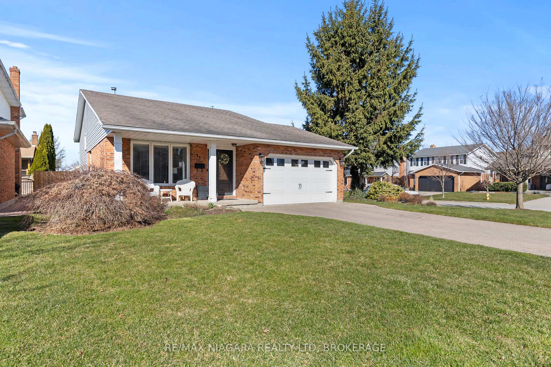 Photo 2 of 11 Cheritan Court, St. Catharines, Port Dalhousie — HOMEH