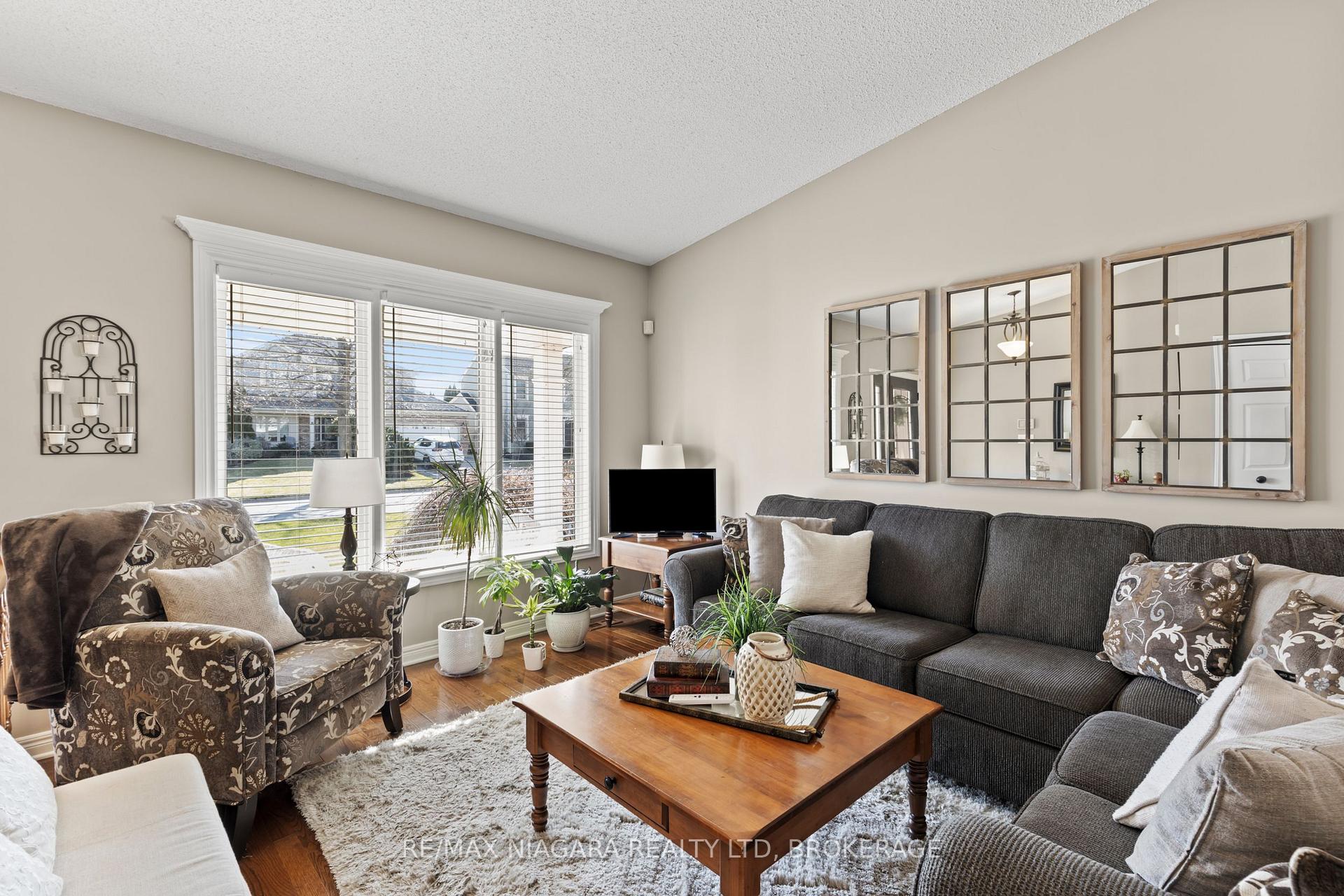 Photo 6 of 11 Cheritan Court, St. Catharines, Port Dalhousie — HOMEH