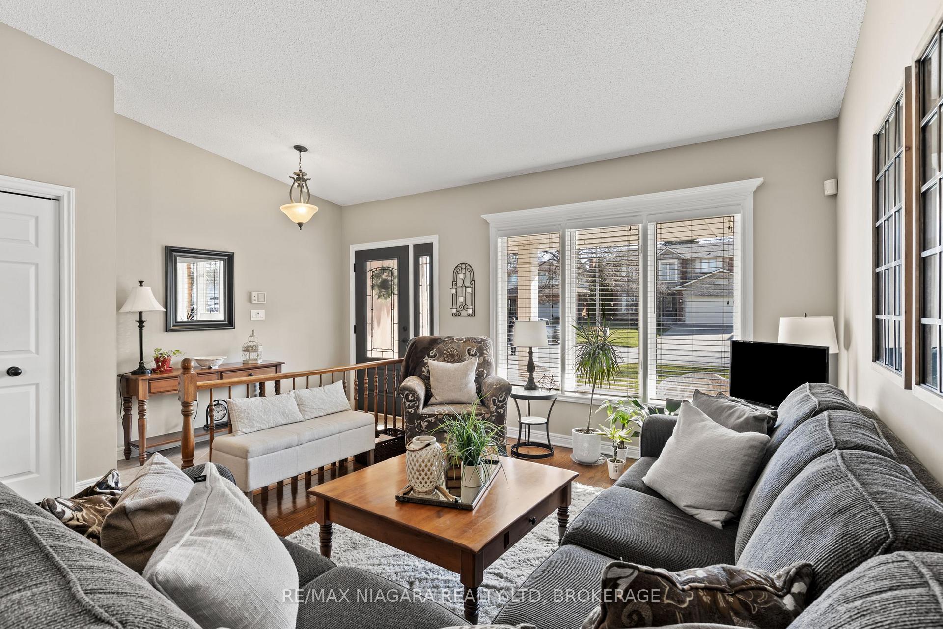 Photo 8 of 11 Cheritan Court, St. Catharines, Port Dalhousie — HOMEH