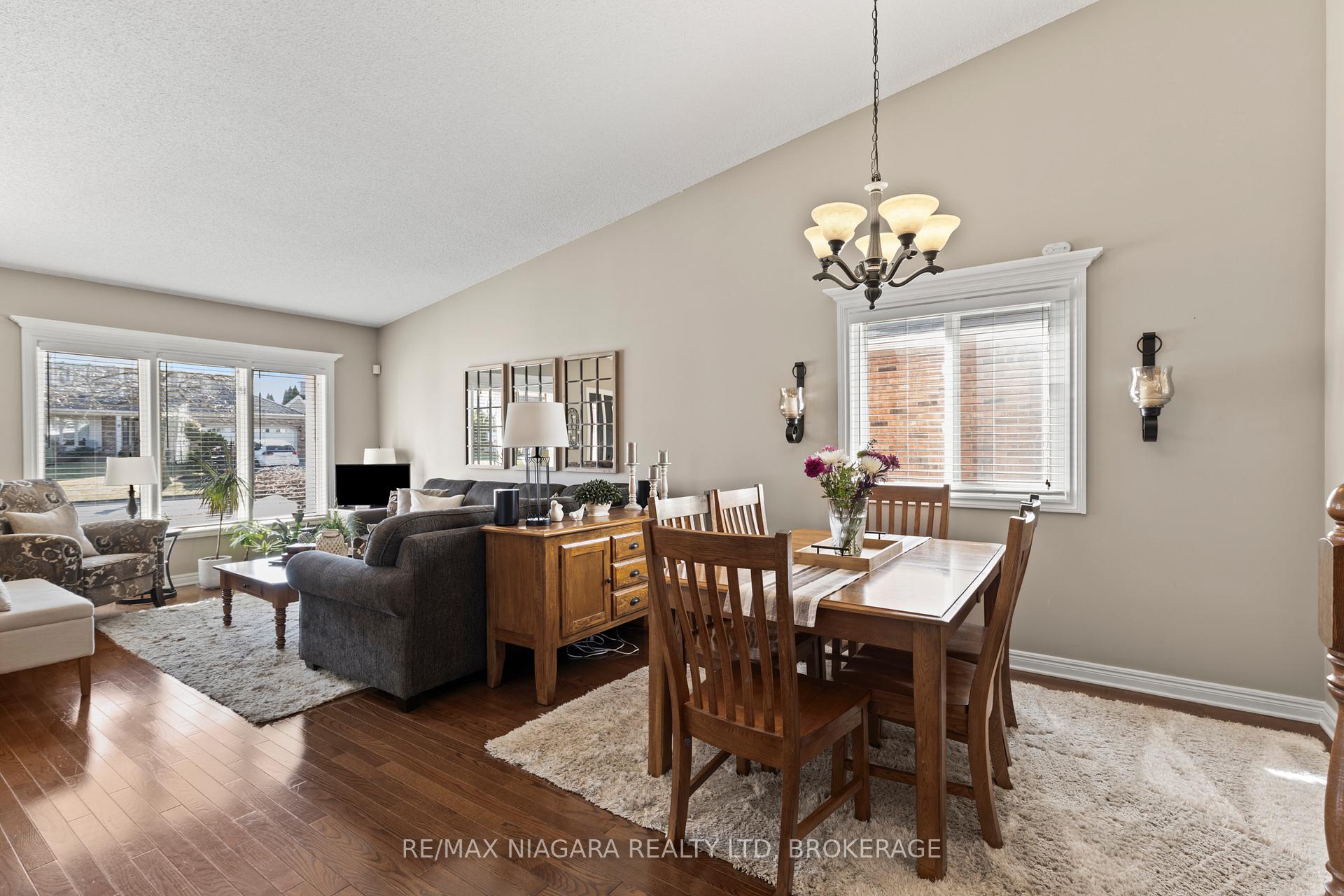 Photo 9 of 11 Cheritan Court, St. Catharines, Port Dalhousie — HOMEH