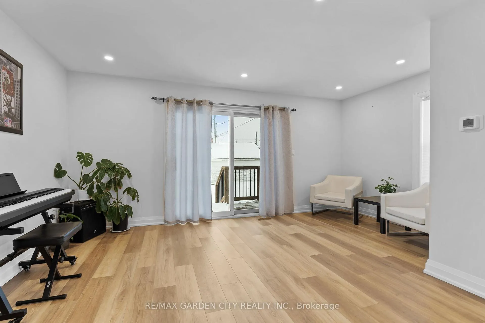 Photo 12 of 64 Vale Avenue, St. Catharines, Downtown — HOMEH