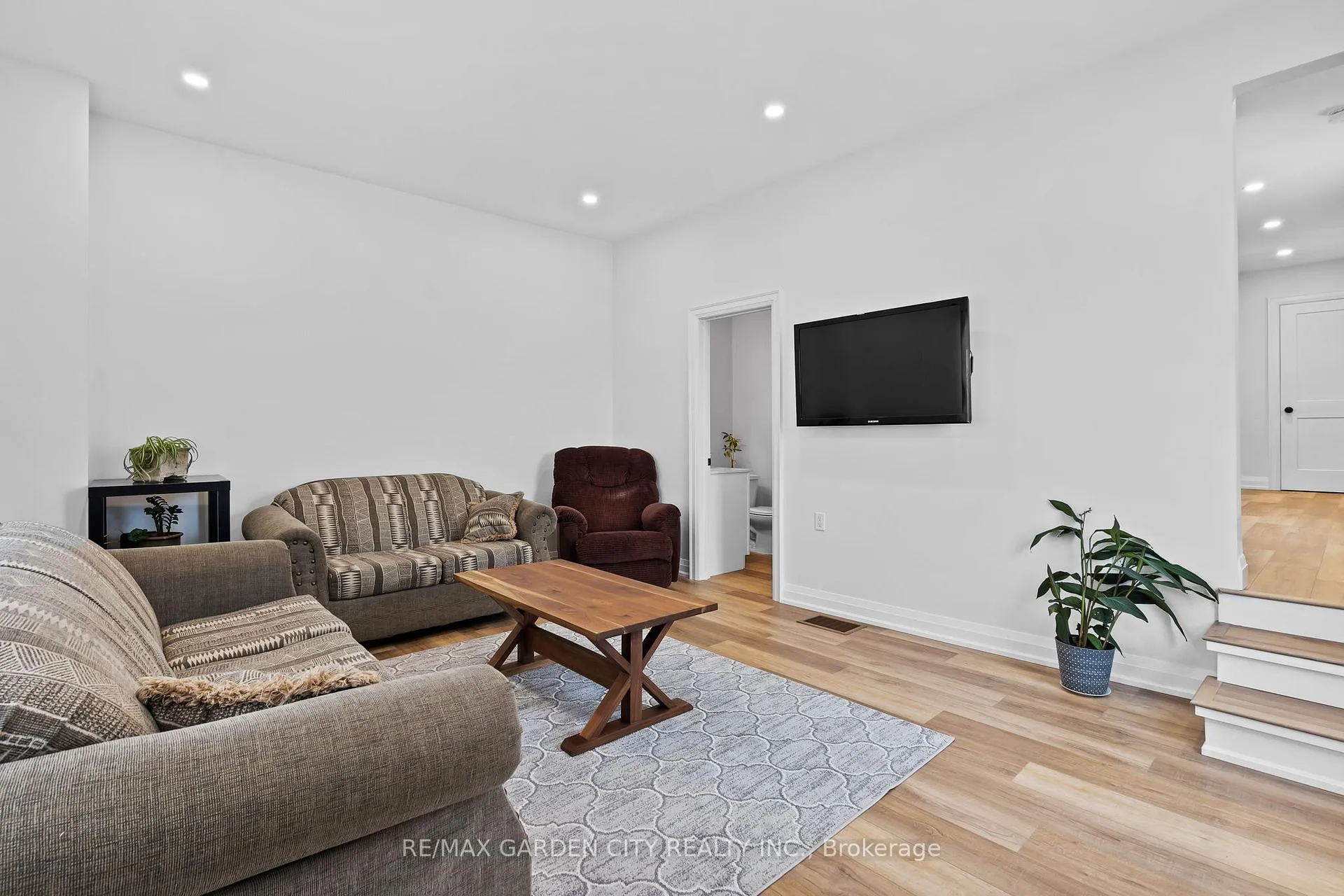 Photo 13 of 64 Vale Avenue, St. Catharines, Downtown — HOMEH