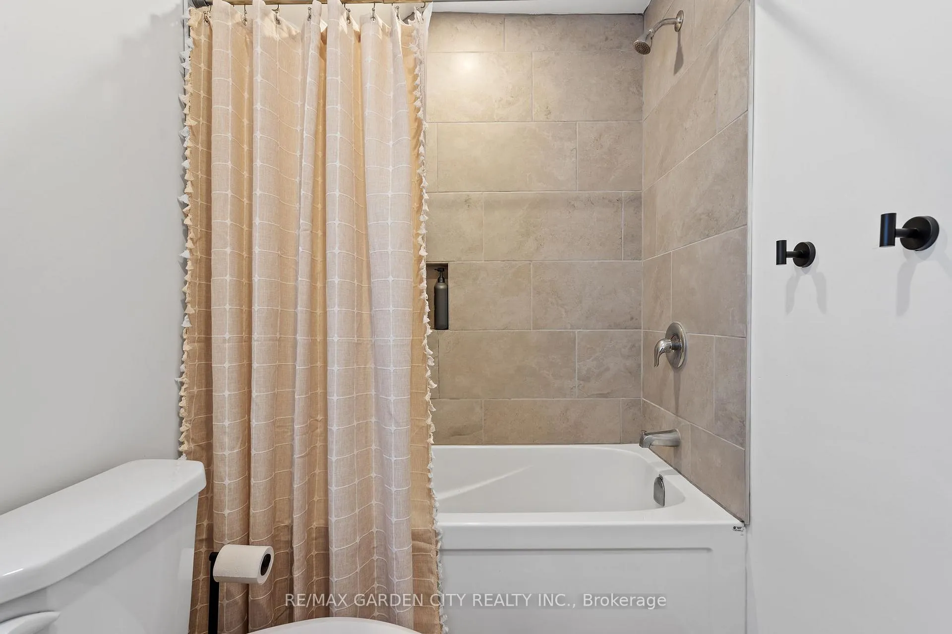 Photo 15 of 64 Vale Avenue, St. Catharines, Downtown — HOMEH