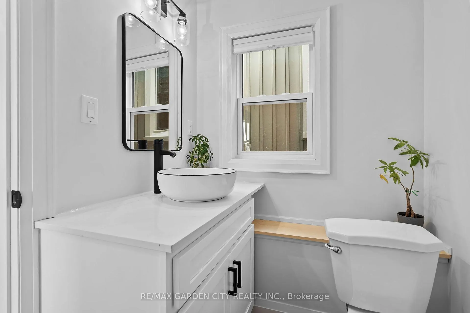 Photo 17 of 64 Vale Avenue, St. Catharines, Downtown — HOMEH