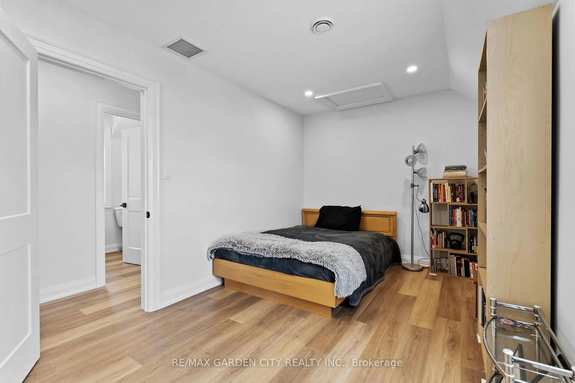 Photo 20 of 64 Vale Avenue, St. Catharines, Downtown — HOMEH
