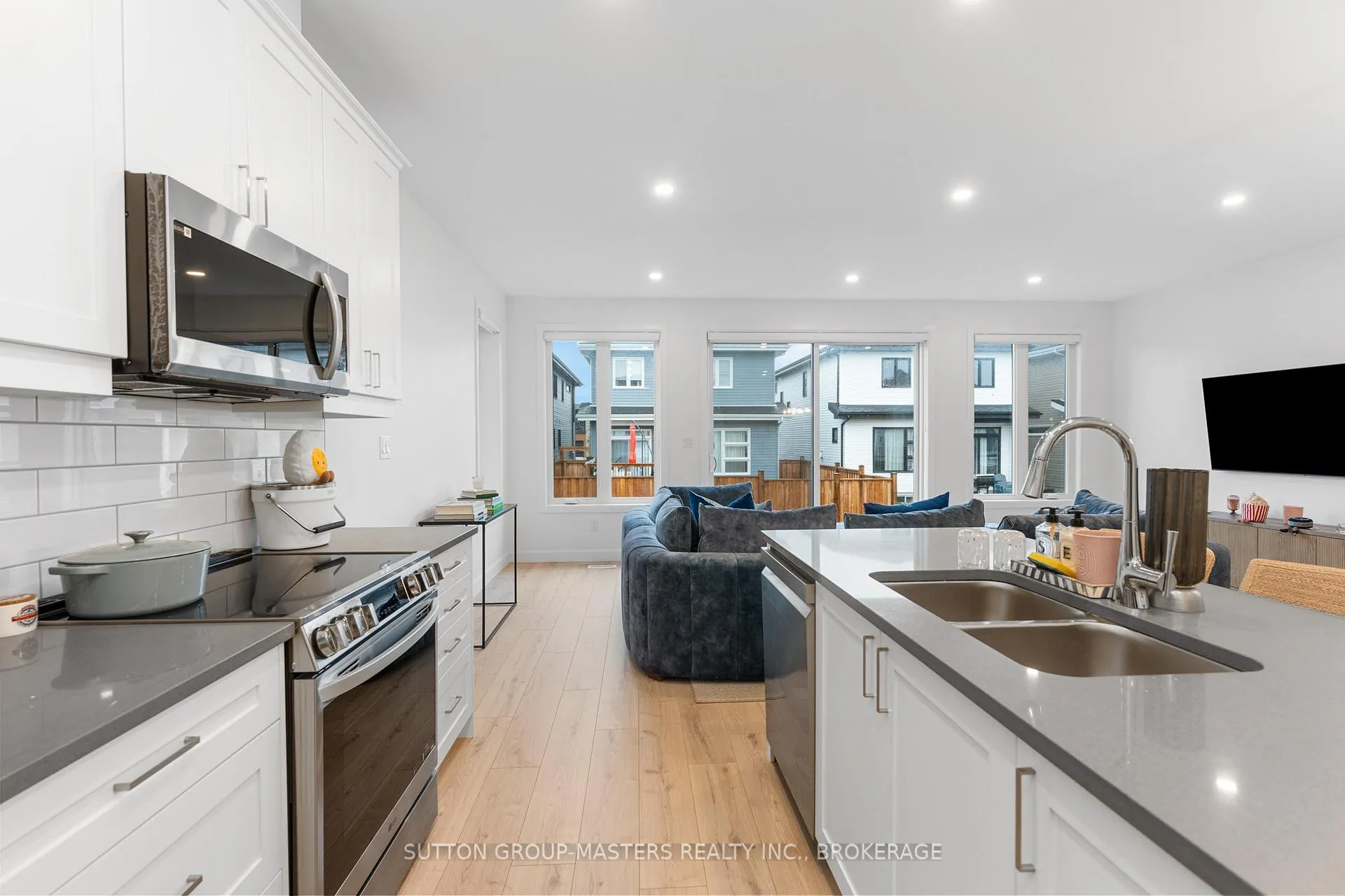 Photo 9 of 214 Superior Drive, Loyalist, Amherstview — HOMEH