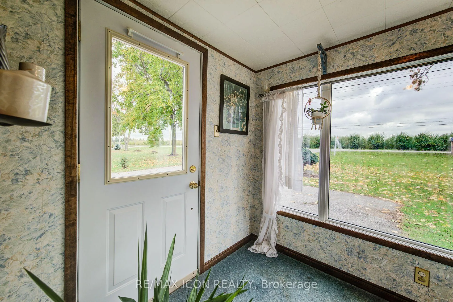 Photo 5 of 1301 Lobsinger Line, Woolwich — HOMEH
