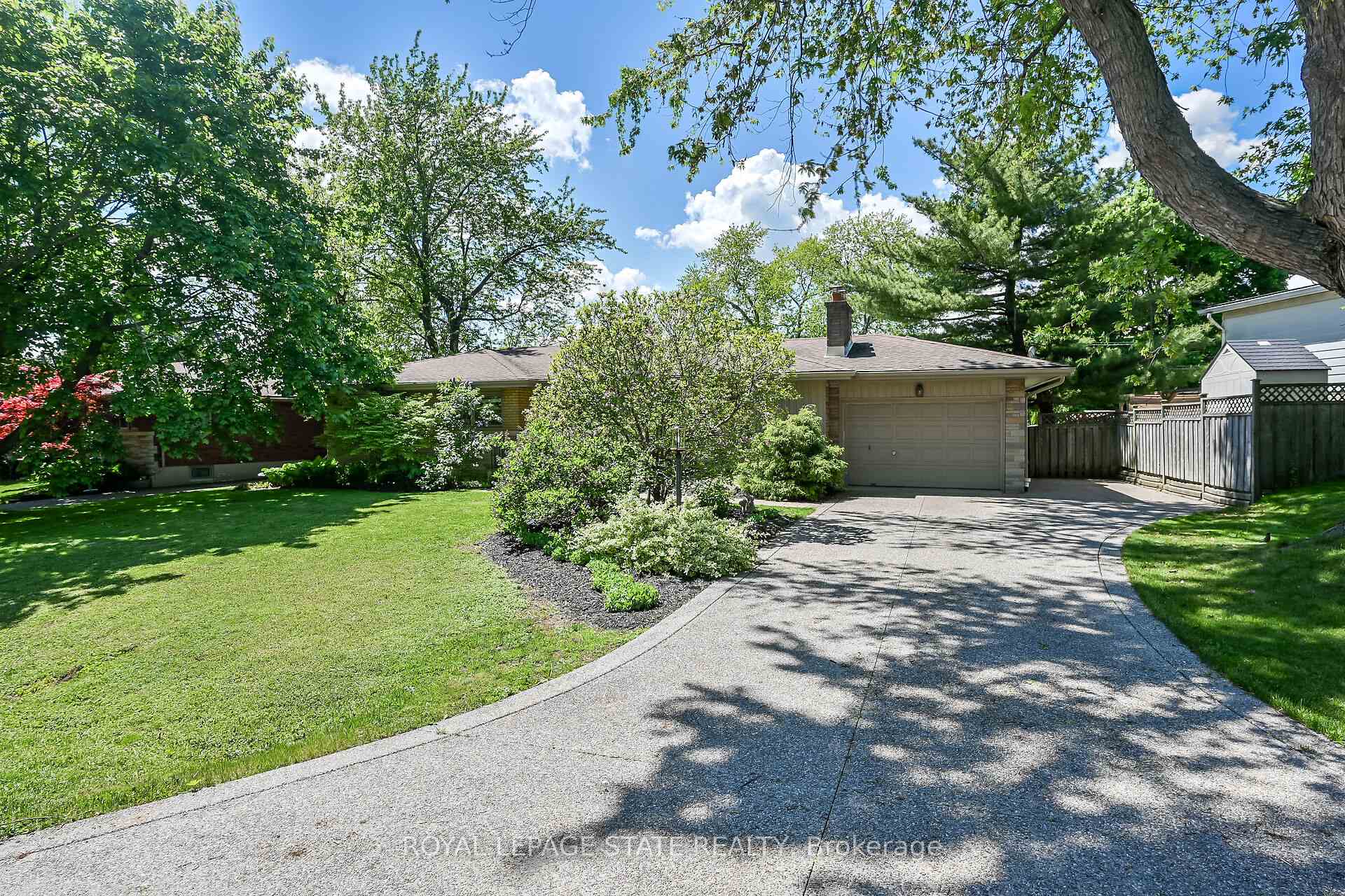 Photo 3 of 128 Oneida Boulevard, Hamilton, Ancaster — HOMEH