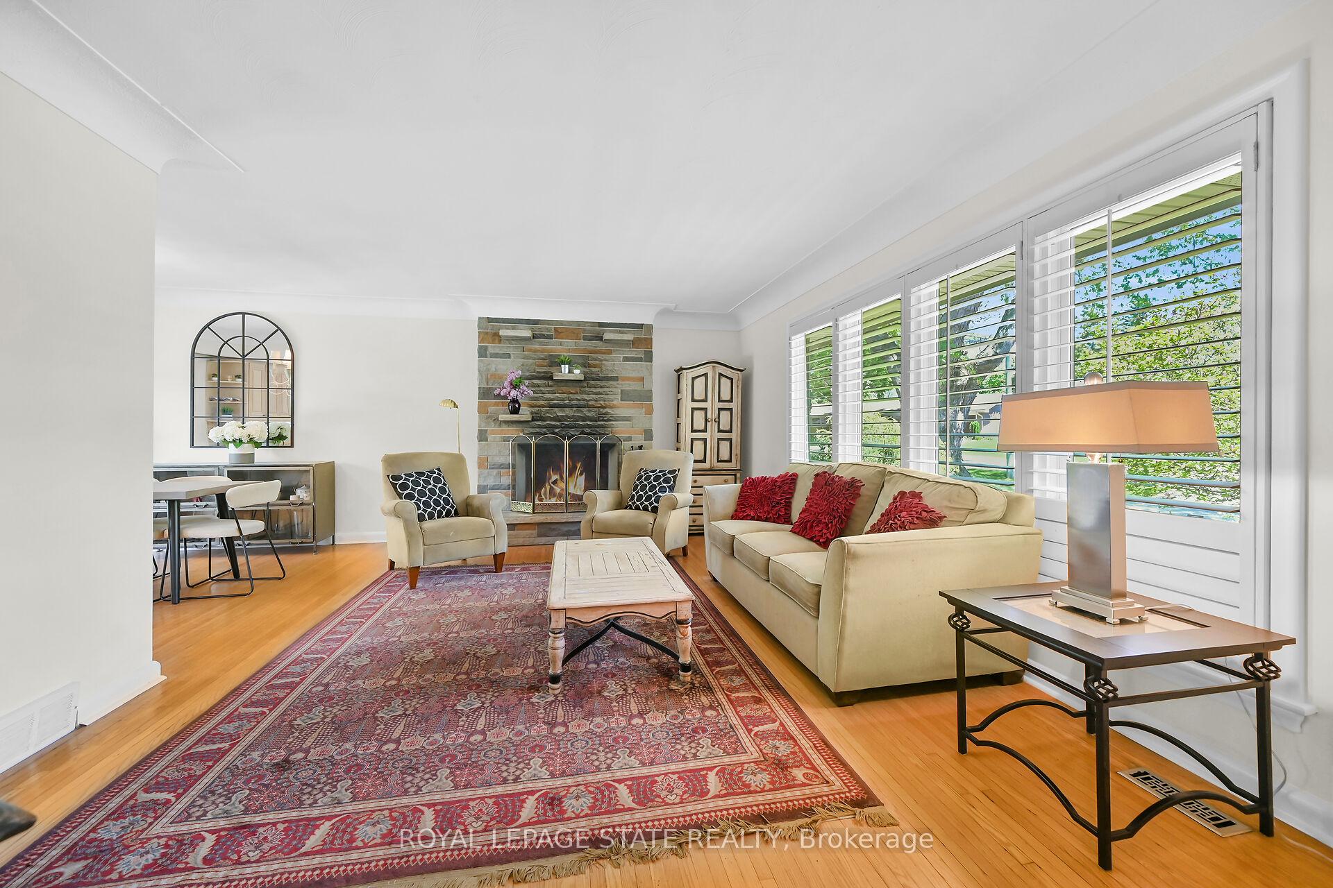Photo 2 of 128 Oneida Boulevard, Hamilton, Ancaster — HOMEH