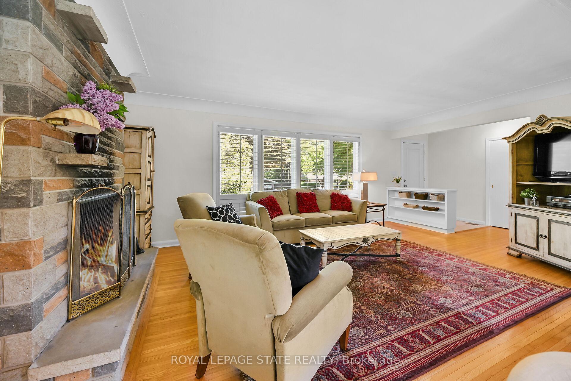 Photo 32 of 128 Oneida Boulevard, Hamilton, Ancaster — HOMEH