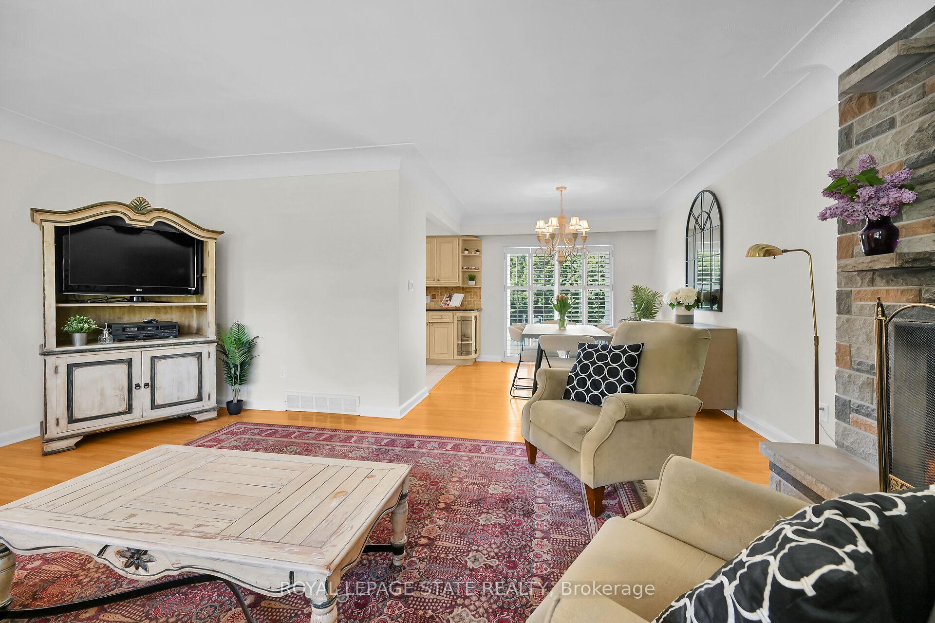 Photo 4 of 128 Oneida Boulevard, Hamilton, Ancaster — HOMEH