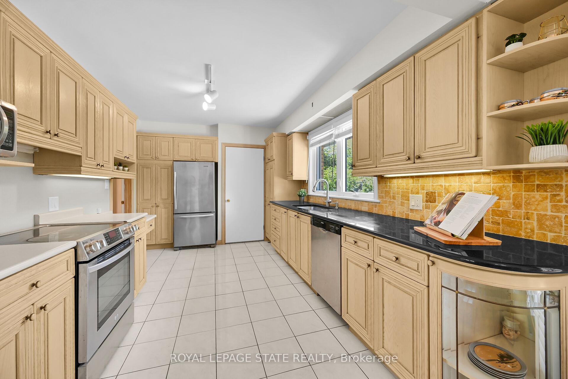 Photo 6 of 128 Oneida Boulevard, Hamilton, Ancaster — HOMEH