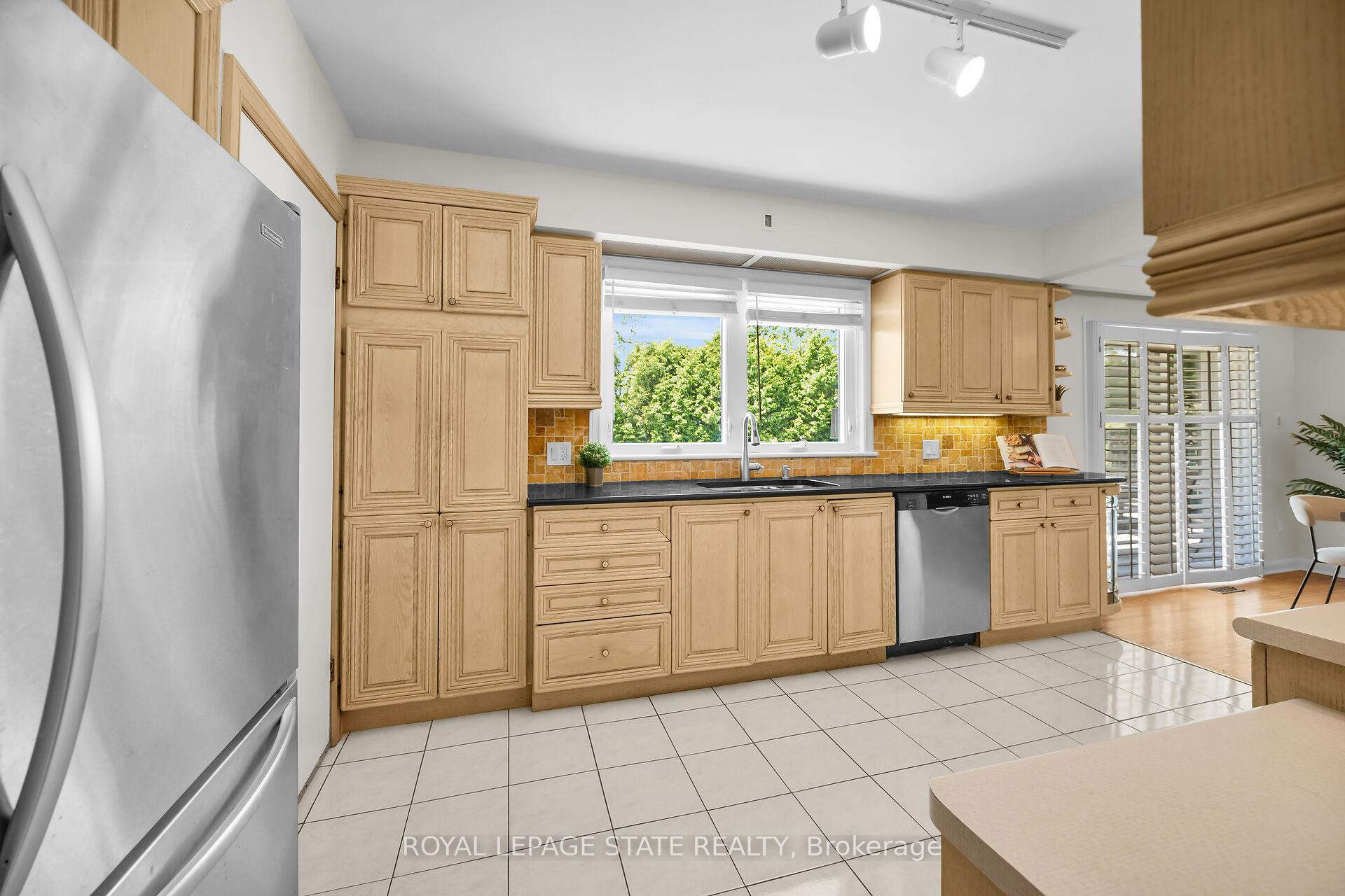 Photo 28 of 128 Oneida Boulevard, Hamilton, Ancaster — HOMEH