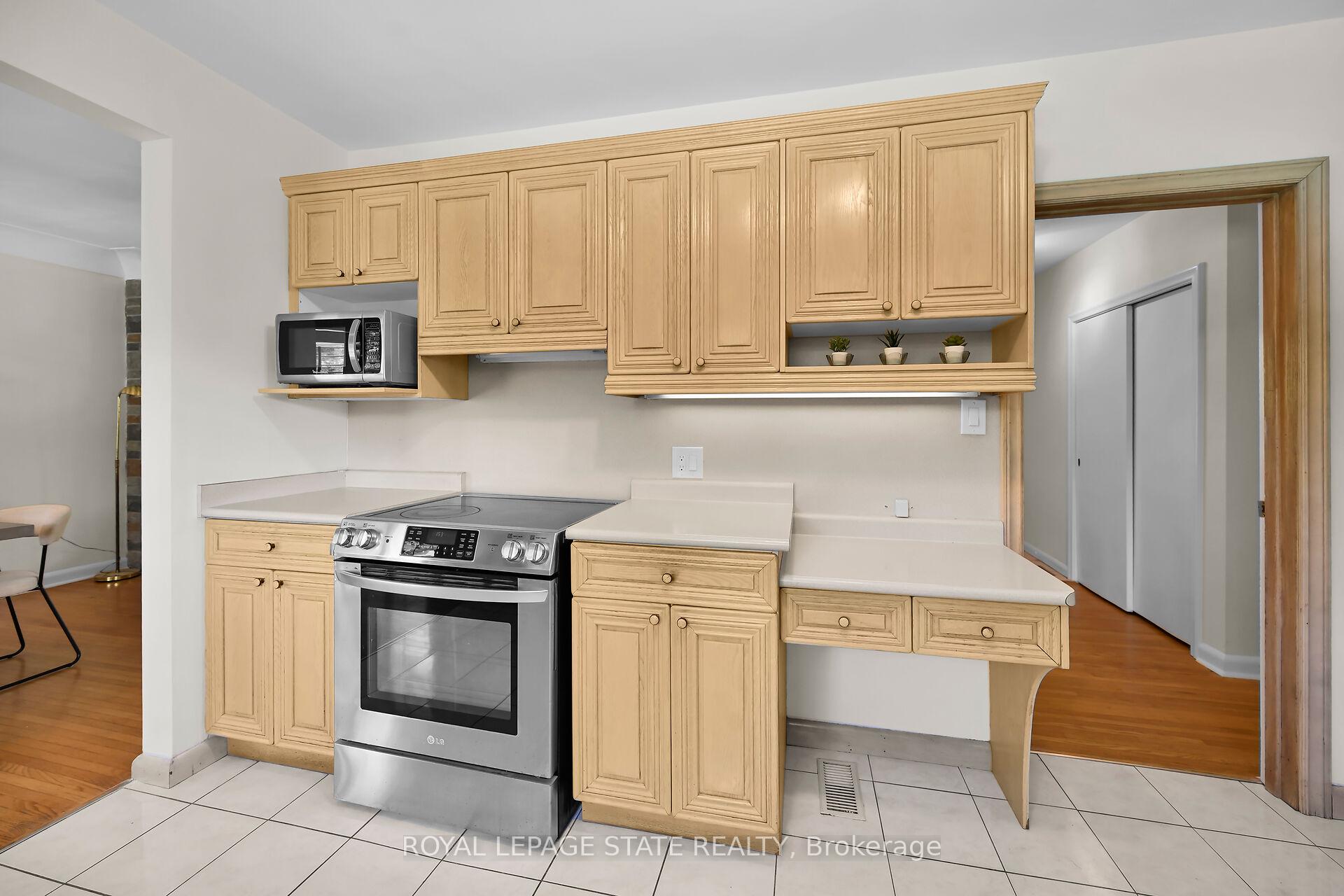 Photo 8 of 128 Oneida Boulevard, Hamilton, Ancaster — HOMEH