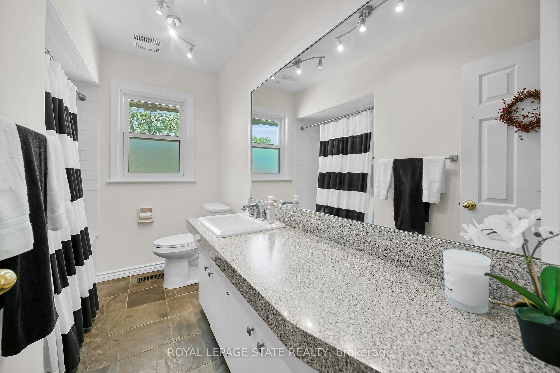 Photo 15 of 128 Oneida Boulevard, Hamilton, Ancaster — HOMEH