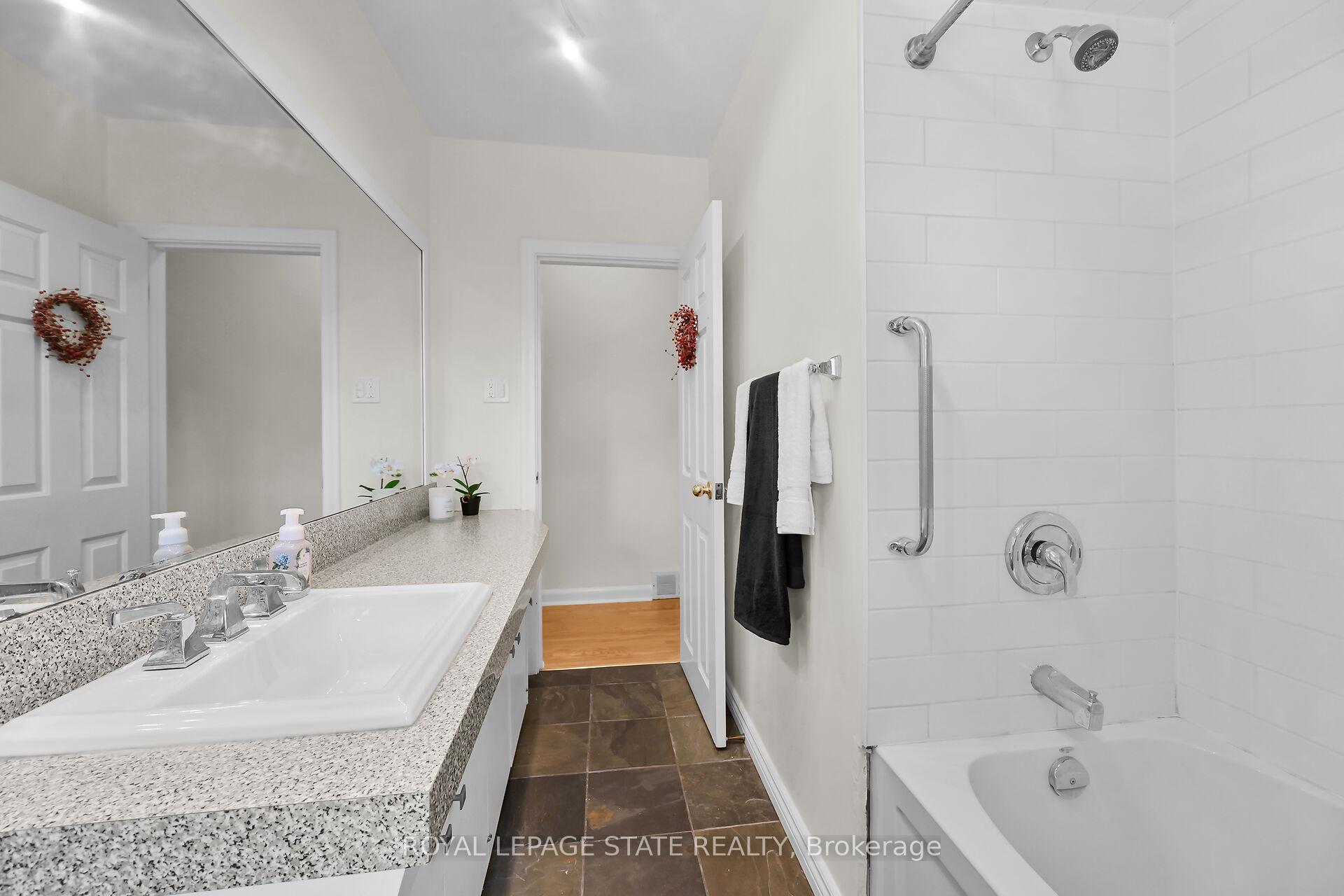 Photo 16 of 128 Oneida Boulevard, Hamilton, Ancaster — HOMEH