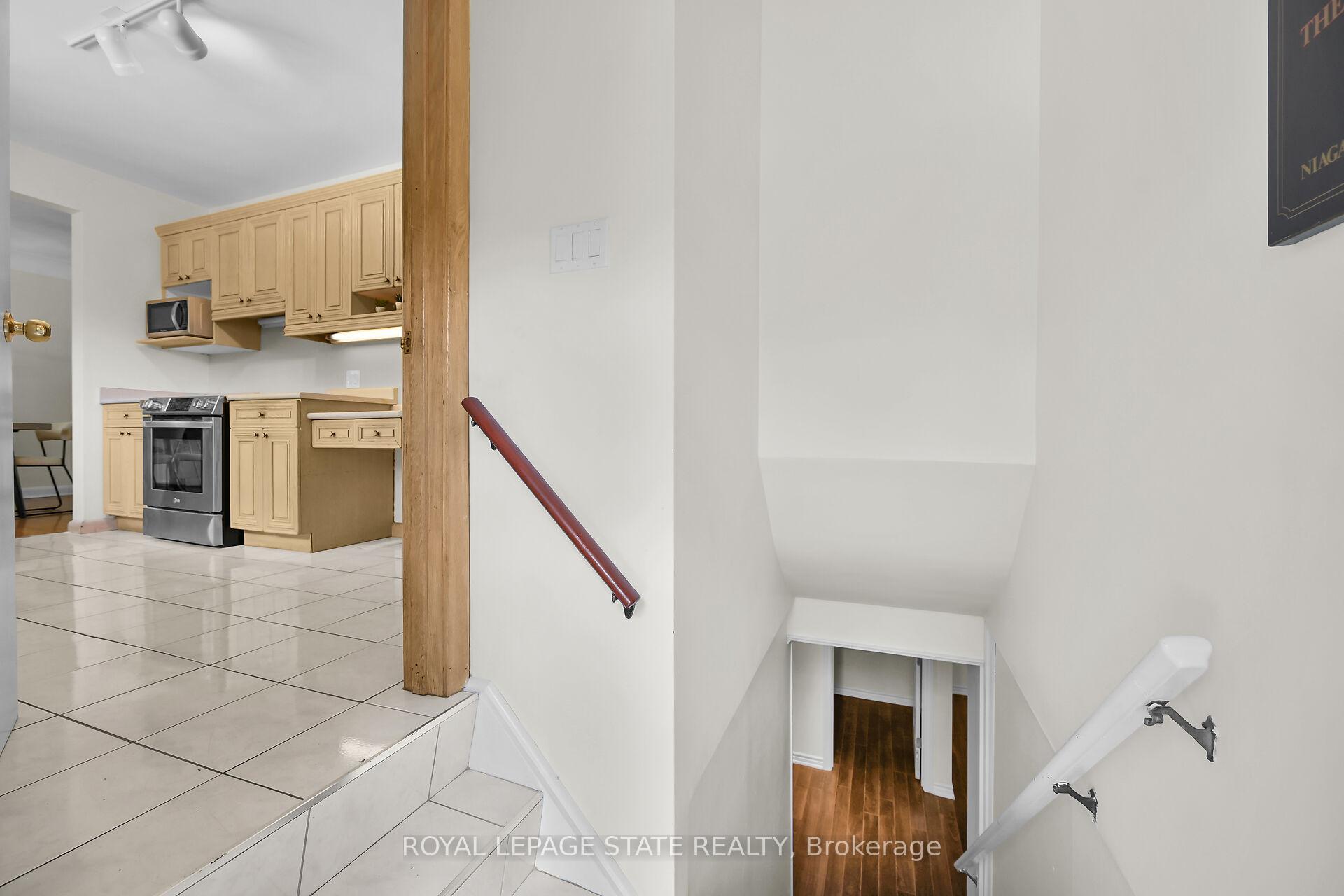 Photo 35 of 128 Oneida Boulevard, Hamilton, Ancaster — HOMEH
