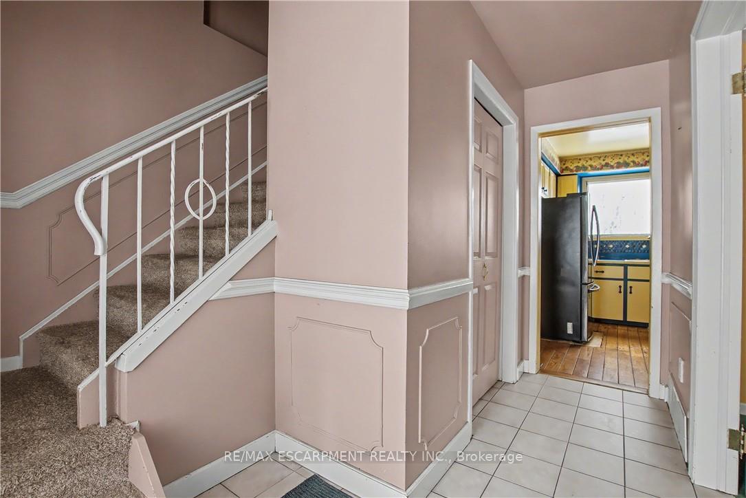 Photo 3 of 37 Sunrise Crescent, Hamilton, Dundas — HOMEH