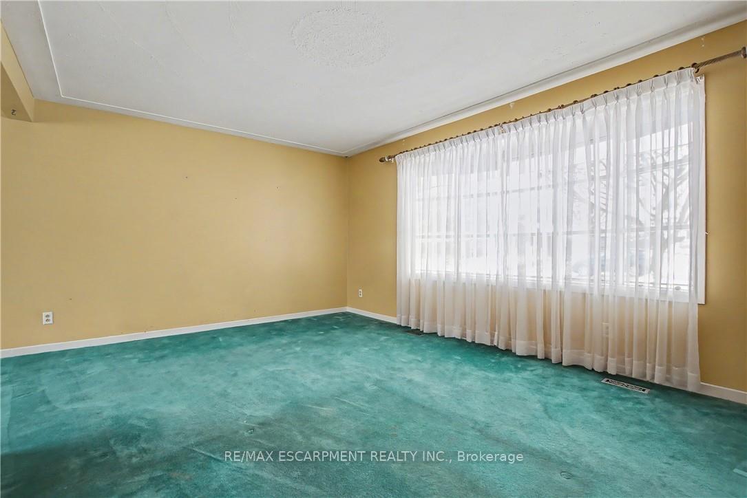 Photo 12 of 37 Sunrise Crescent, Hamilton, Dundas — HOMEH