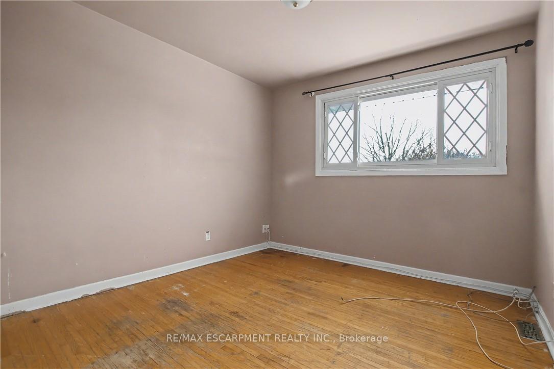 Photo 31 of 37 Sunrise Crescent, Hamilton, Dundas — HOMEH