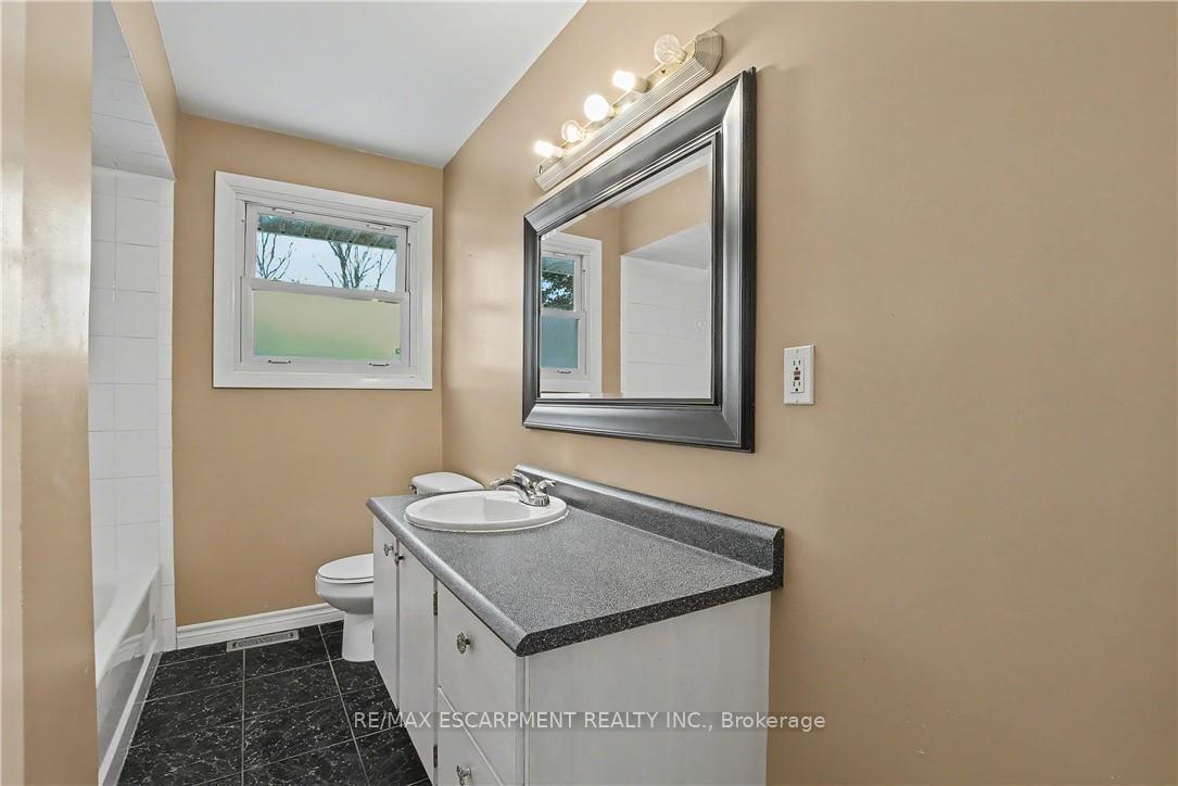 Photo 9 of 37 Sunrise Crescent, Hamilton, Dundas — HOMEH