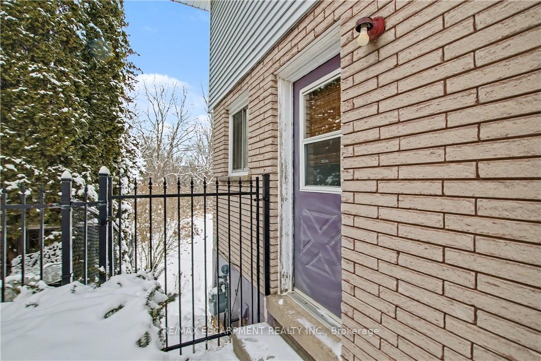 Photo 27 of 37 Sunrise Crescent, Hamilton, Dundas — HOMEH