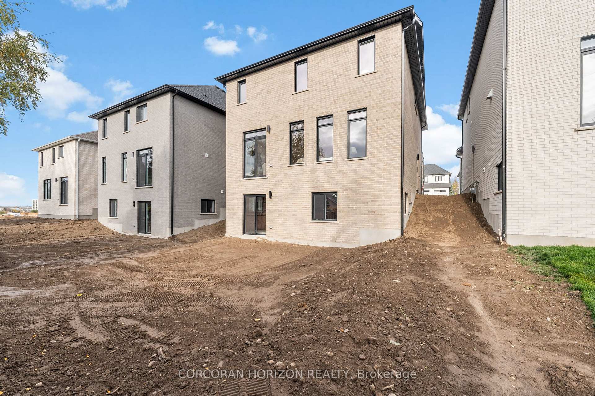 Photo 35 of 83 Dunnigan Drive, Kitchener — HOMEH