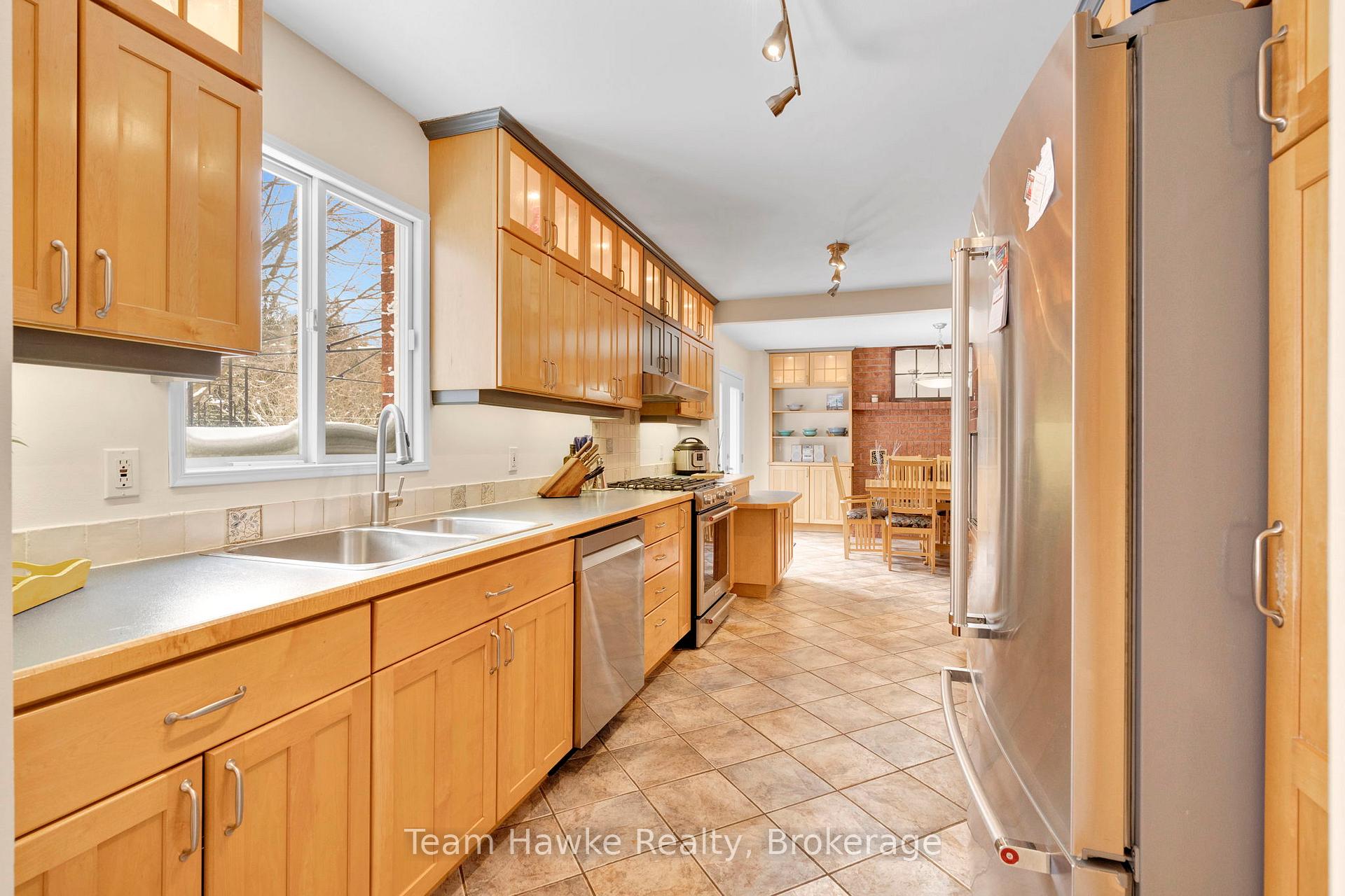 Photo 9 of 945 Dominion Avenue, Midland — HOMEH