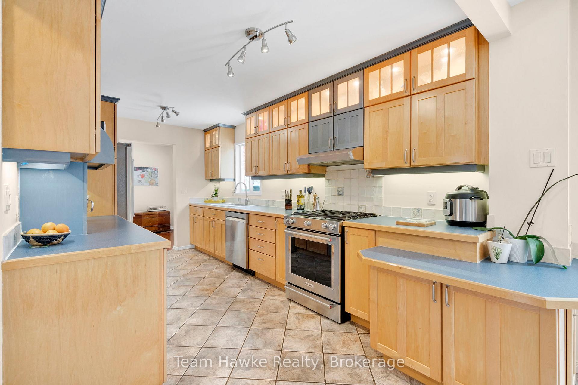 Photo 7 of 945 Dominion Avenue, Midland — HOMEH